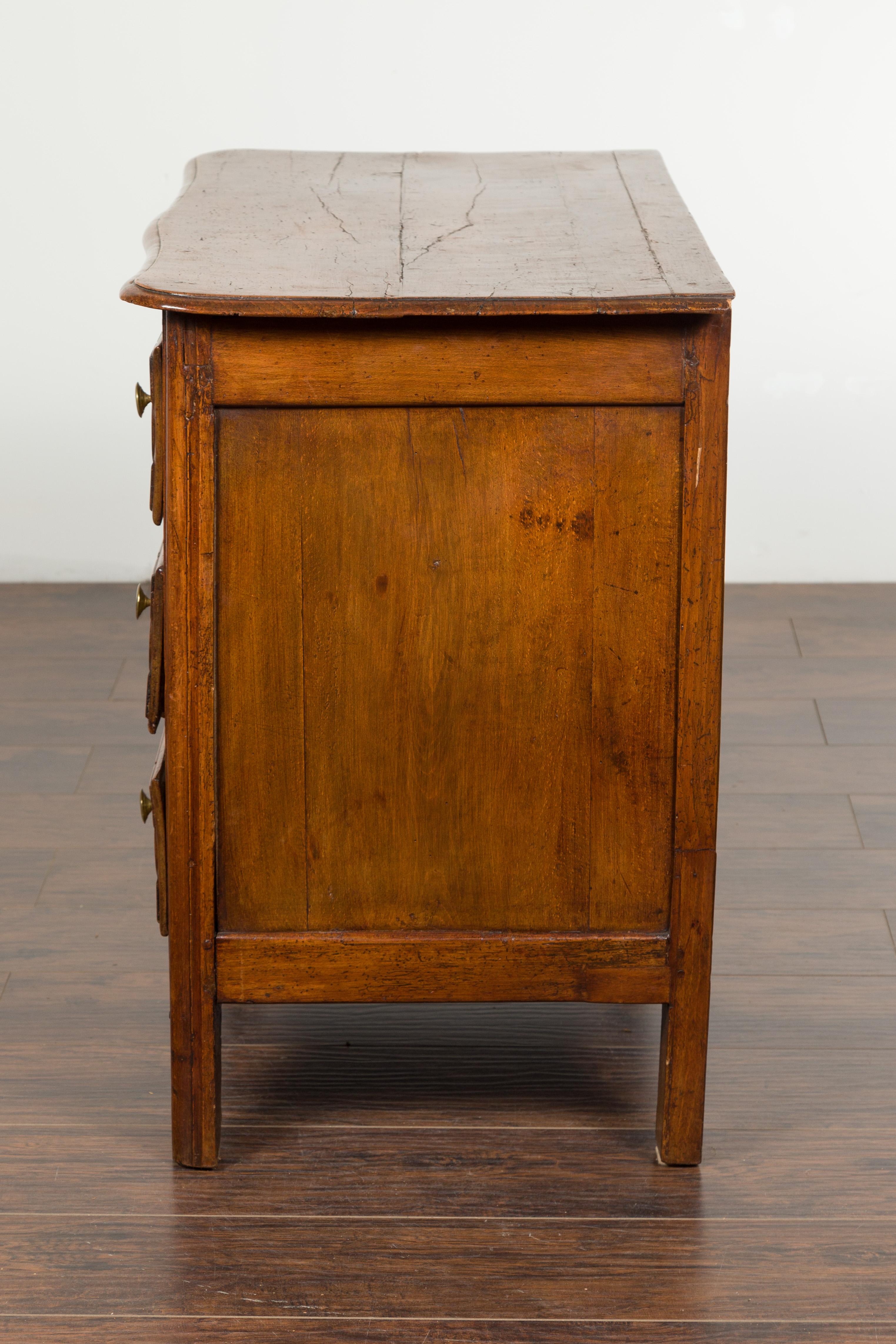 Arcón francés de cuatro cajones de nogal de la década de 1820 con motivos geométricos tallados 9