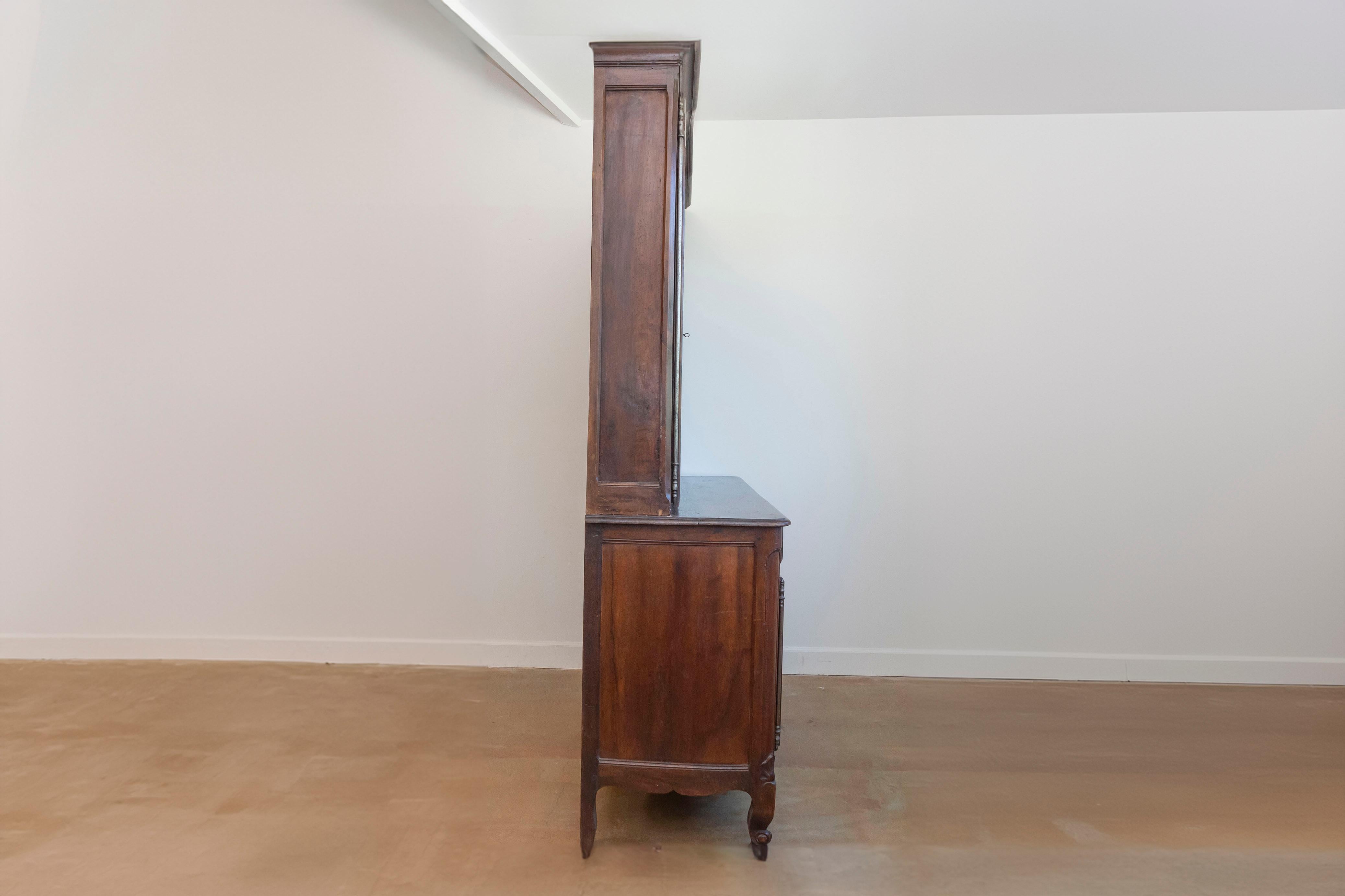 Vaisselier francese del 1820 in legno di noce di Bresse con pannelli in legno di radica in vendita 2