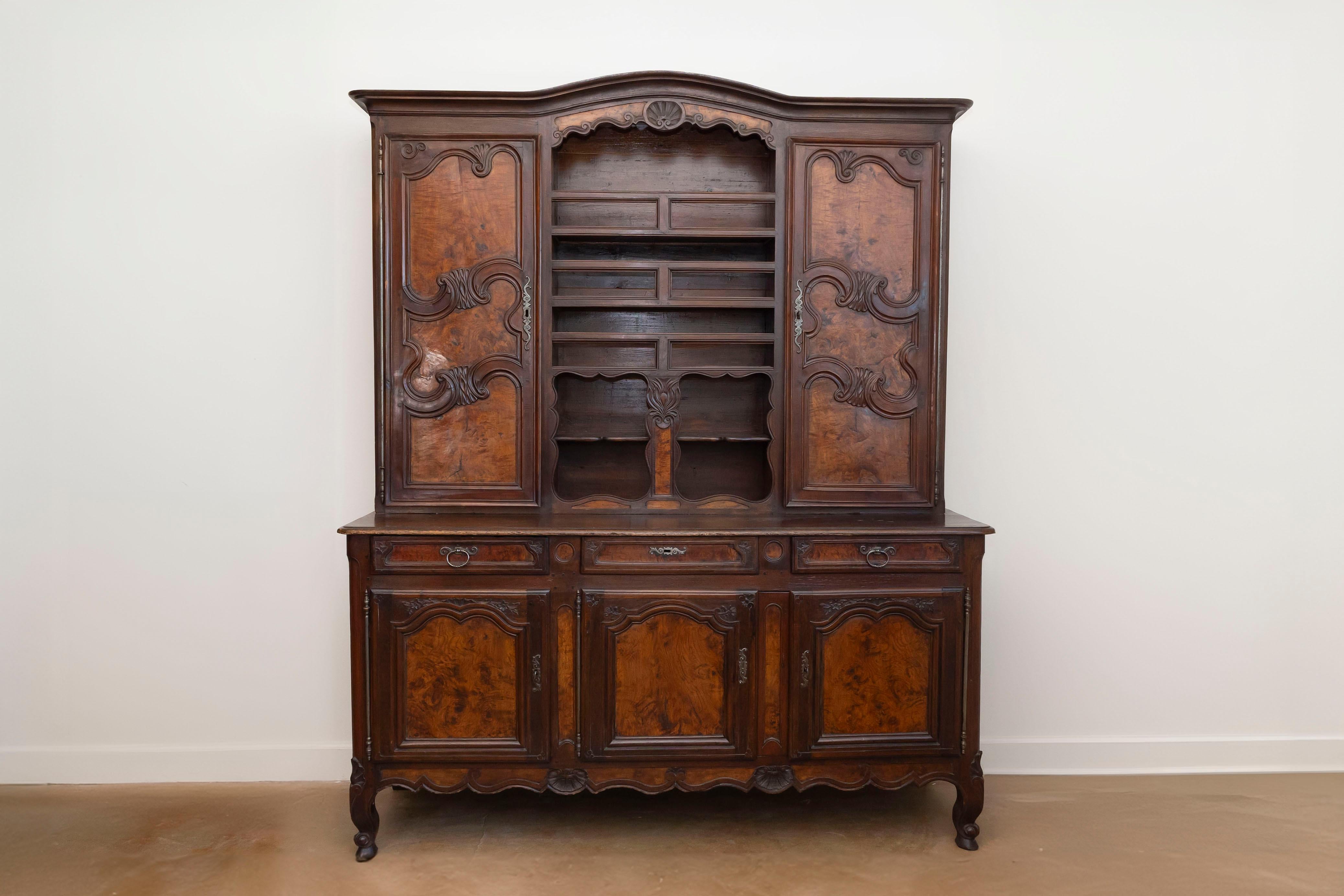 Vaisselier in noce di Wood Wood dell'inizio del XIX secolo con stemma a cofano, ante modanate con inserti in radica e ripiani multipli. Nato nella zona orientale della Francia durante il primo quarto del XIX secolo, questo vaisselier in noce
