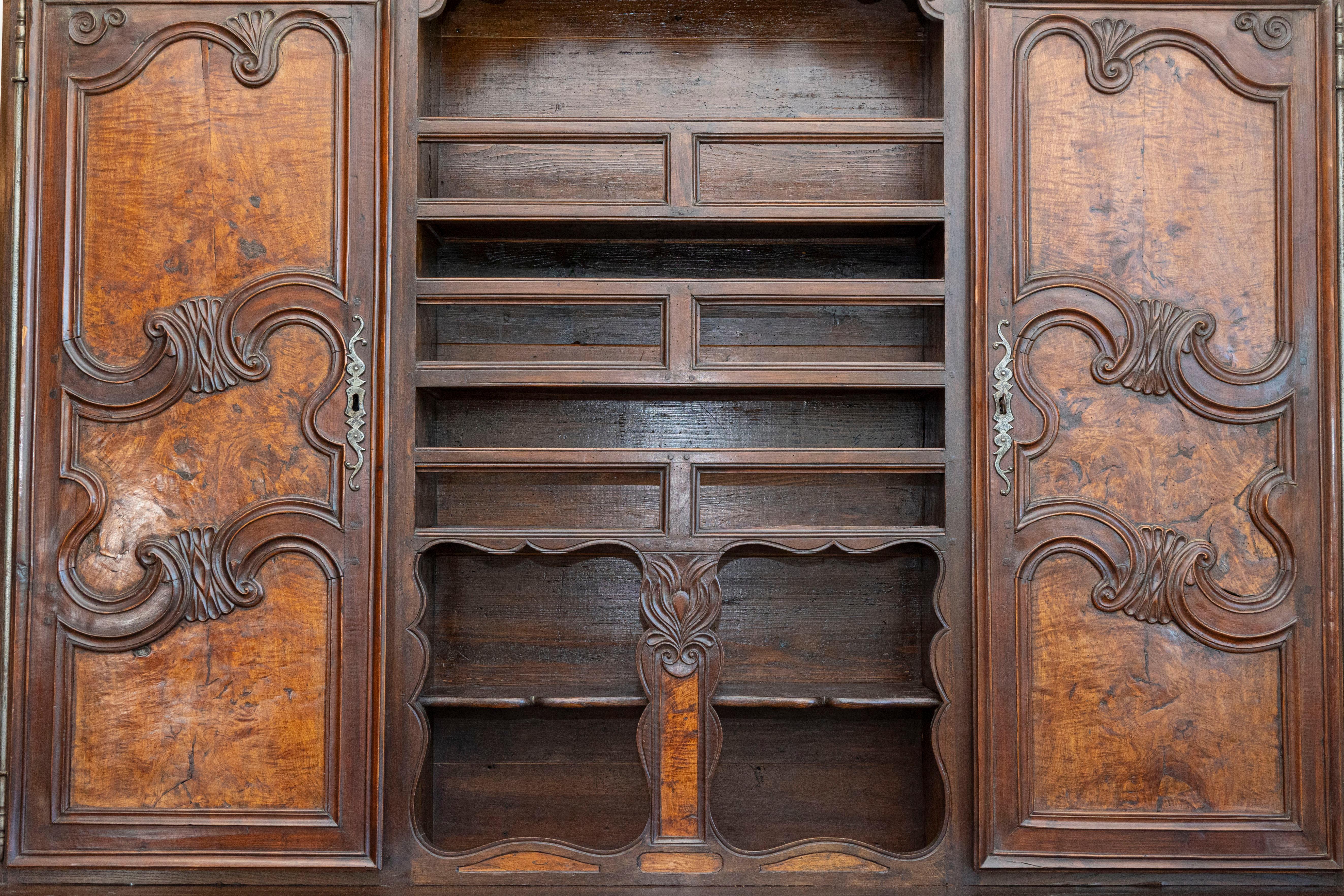 Restaurazione Vaisselier francese del 1820 in legno di noce di Bresse con pannelli in legno di radica in vendita