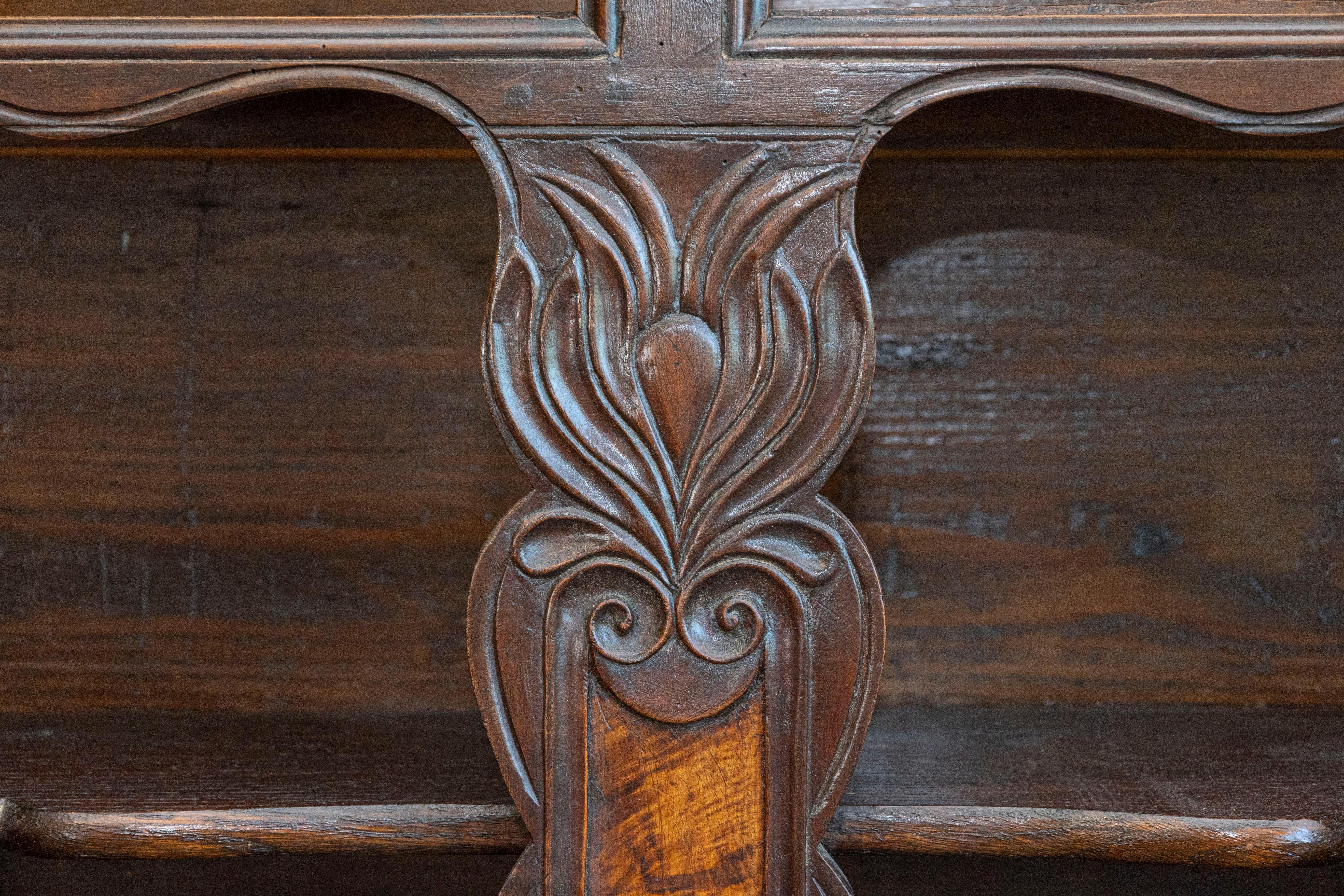Francese Vaisselier francese del 1820 in legno di noce di Bresse con pannelli in legno di radica in vendita