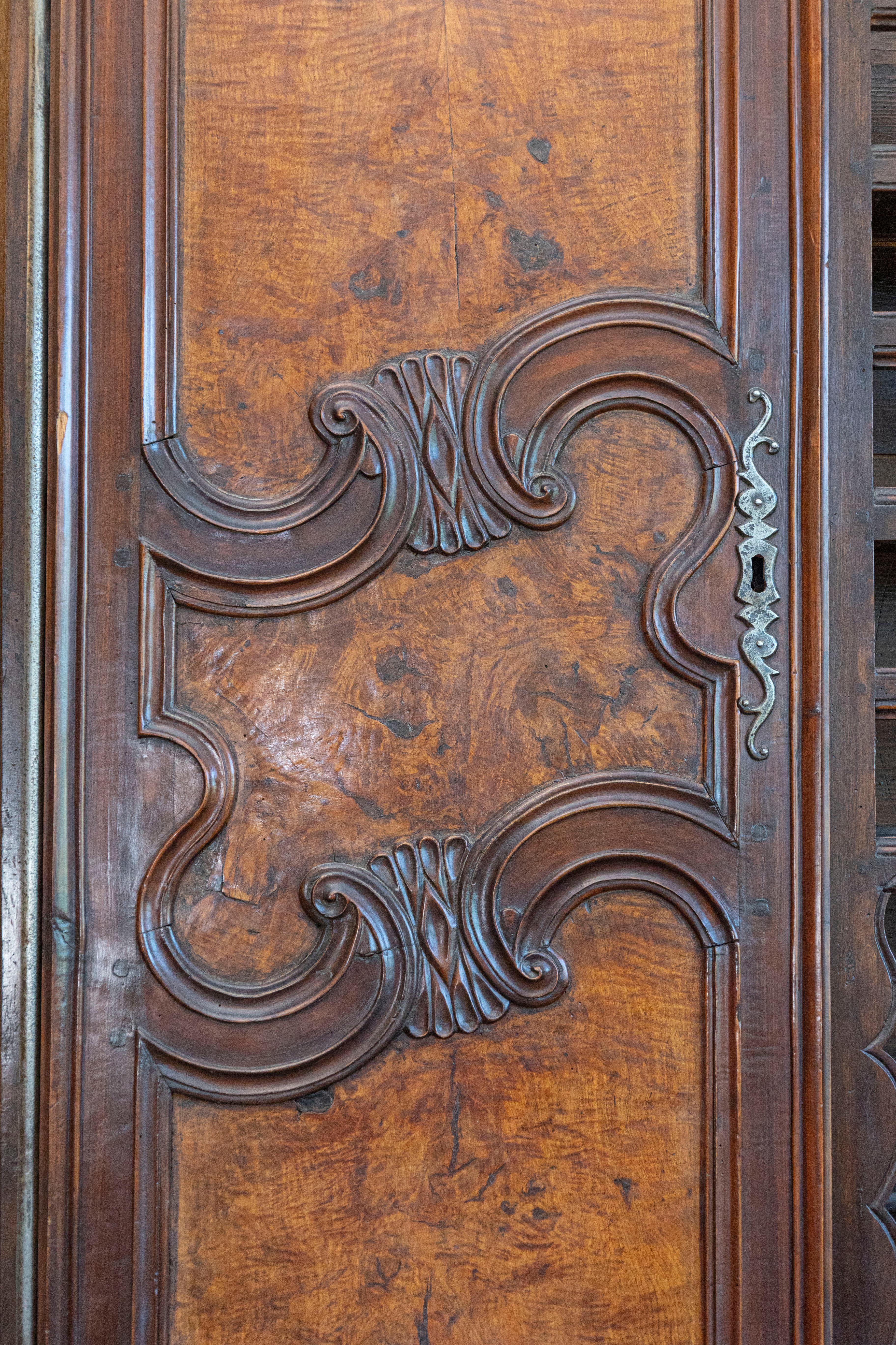 Intagliato Vaisselier francese del 1820 in legno di noce di Bresse con pannelli in legno di radica in vendita