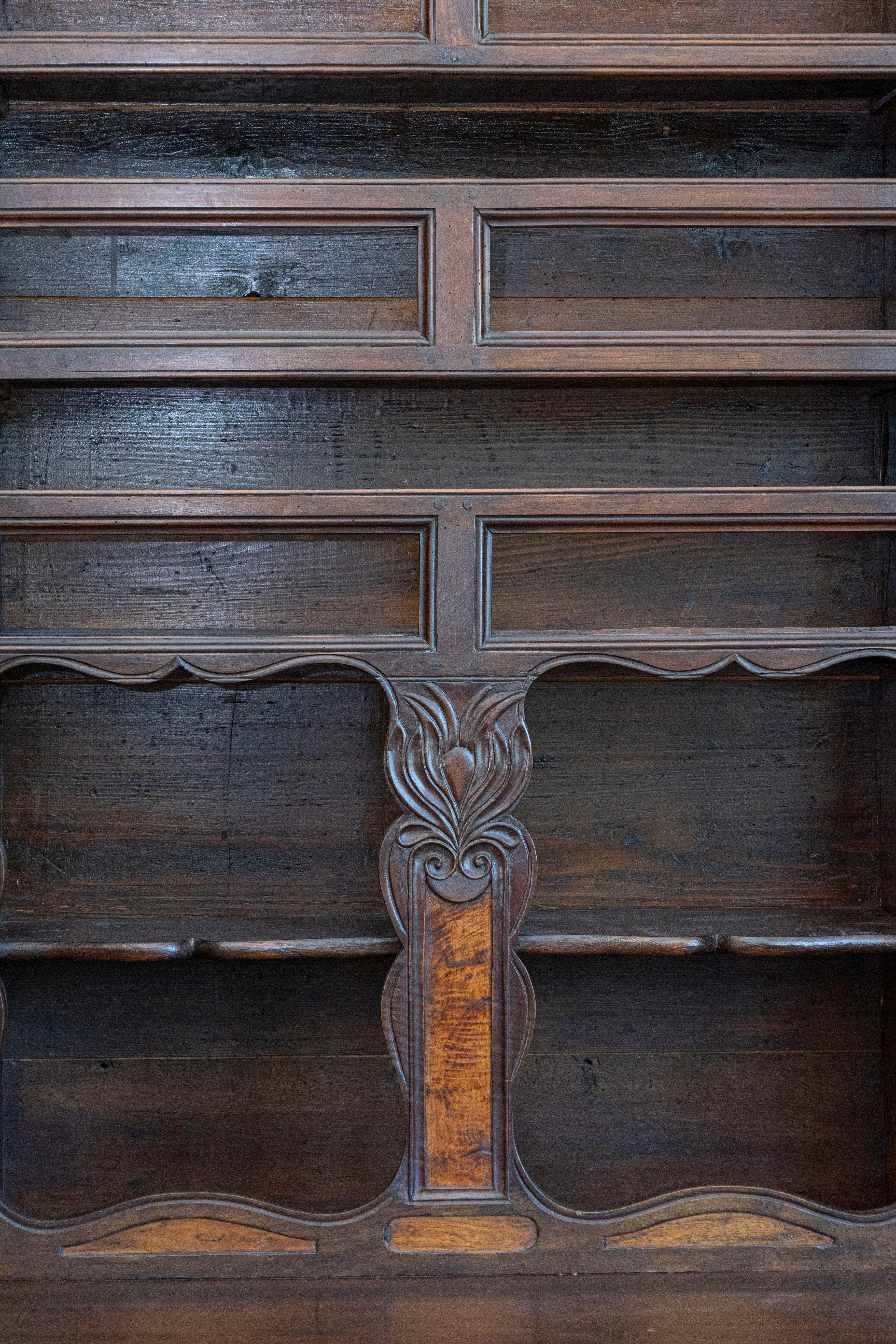Vaisselier francese del 1820 in legno di noce di Bresse con pannelli in legno di radica In condizioni buone in vendita a Atlanta, GA