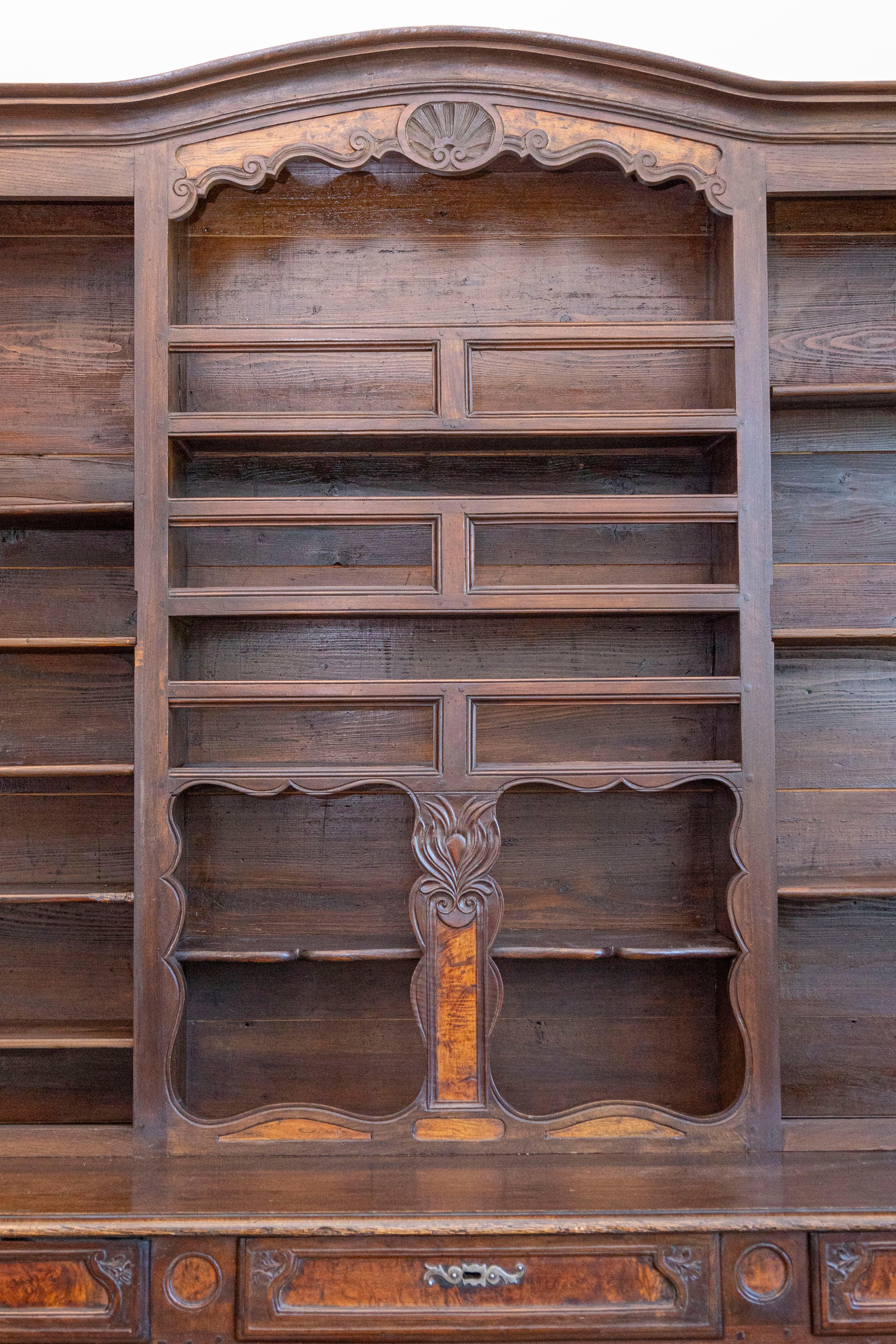 XIX secolo Vaisselier francese del 1820 in legno di noce di Bresse con pannelli in legno di radica in vendita