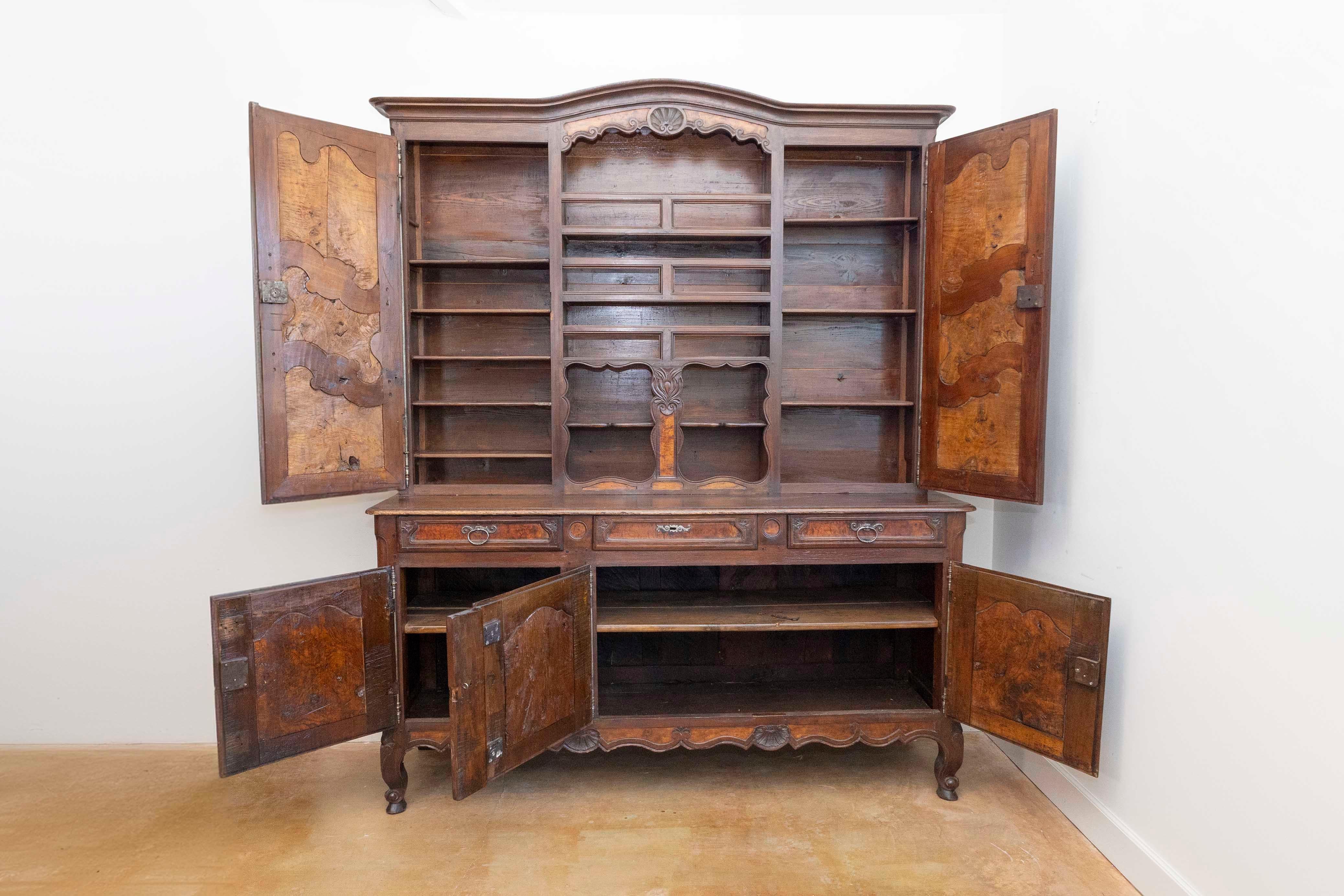 Noce Vaisselier francese del 1820 in legno di noce di Bresse con pannelli in legno di radica in vendita