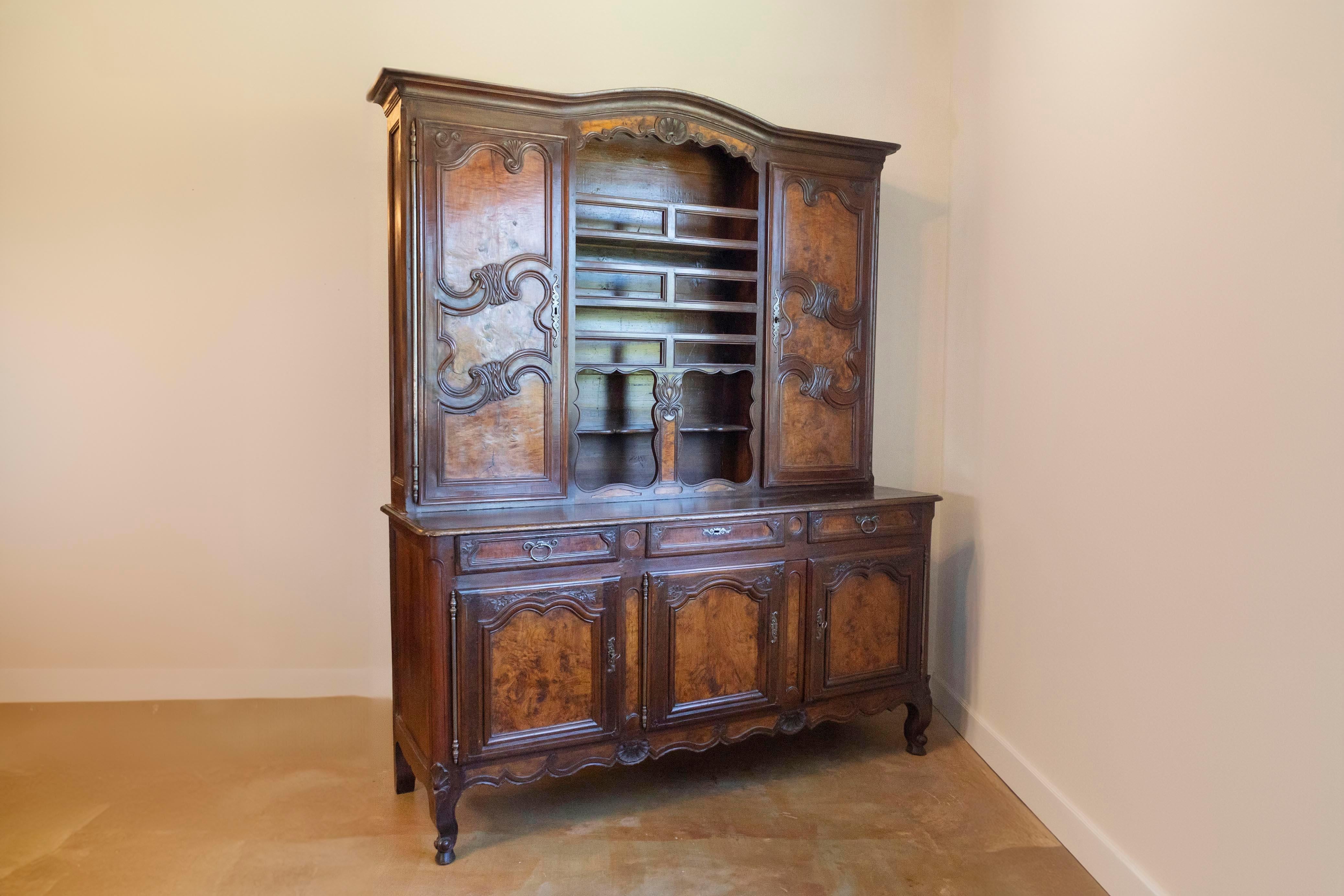 Vaisselier francese del 1820 in legno di noce di Bresse con pannelli in legno di radica in vendita 1