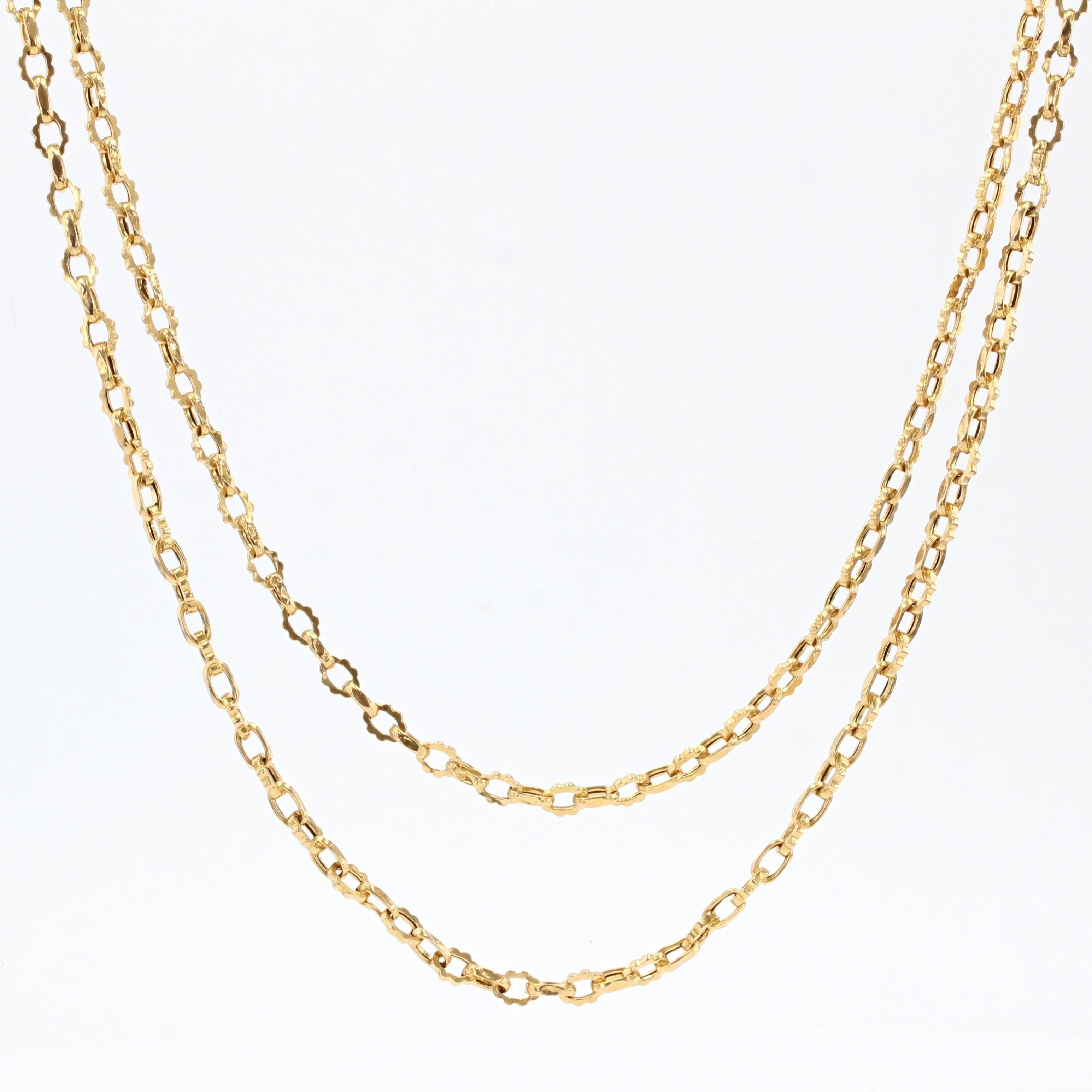 French 1830s 18 Karat Yellow Gold Chiseled Mesh Long Necklace For Sale 3