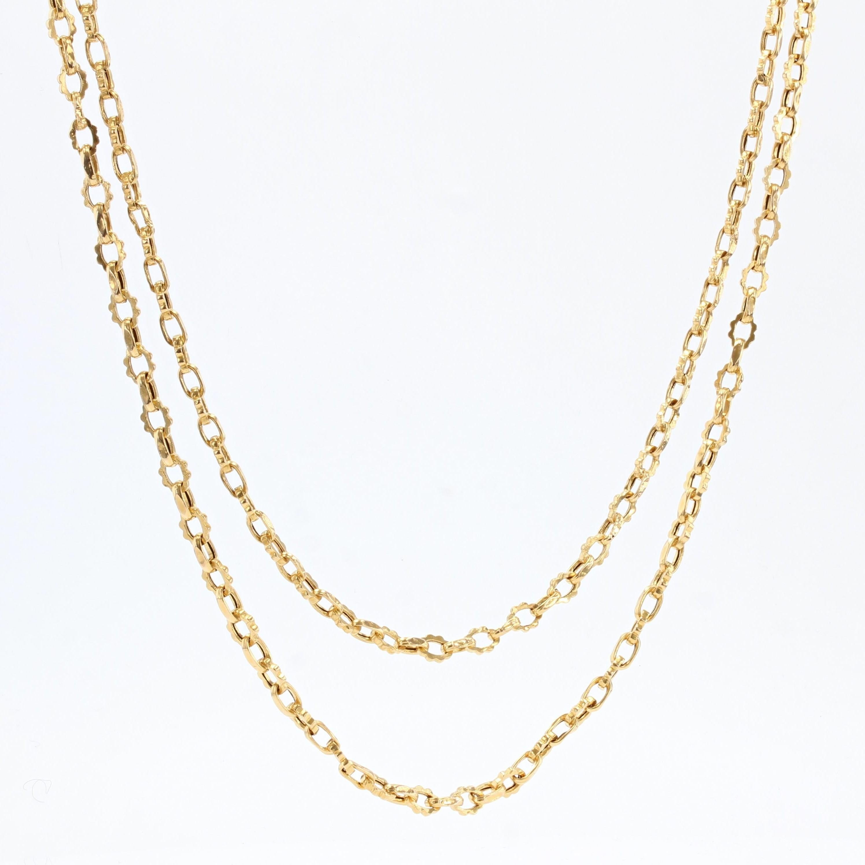 French 1830s 18 Karat Yellow Gold Chiseled Mesh Long Necklace For Sale 6