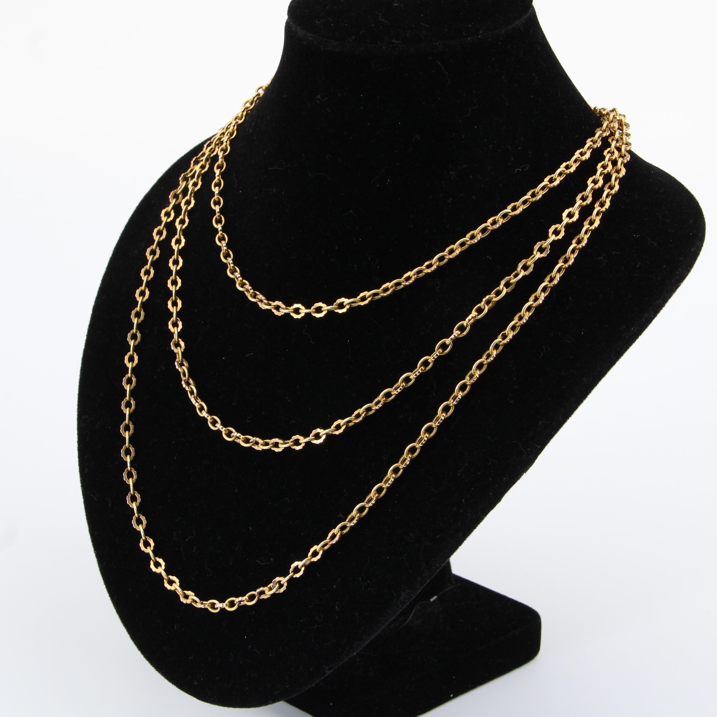 Franzsisch 1830er Jahre 18 Karat Gelbgold gemeielt Mesh lange Halskette im Zustand „Gut“ im Angebot in Poitiers, FR