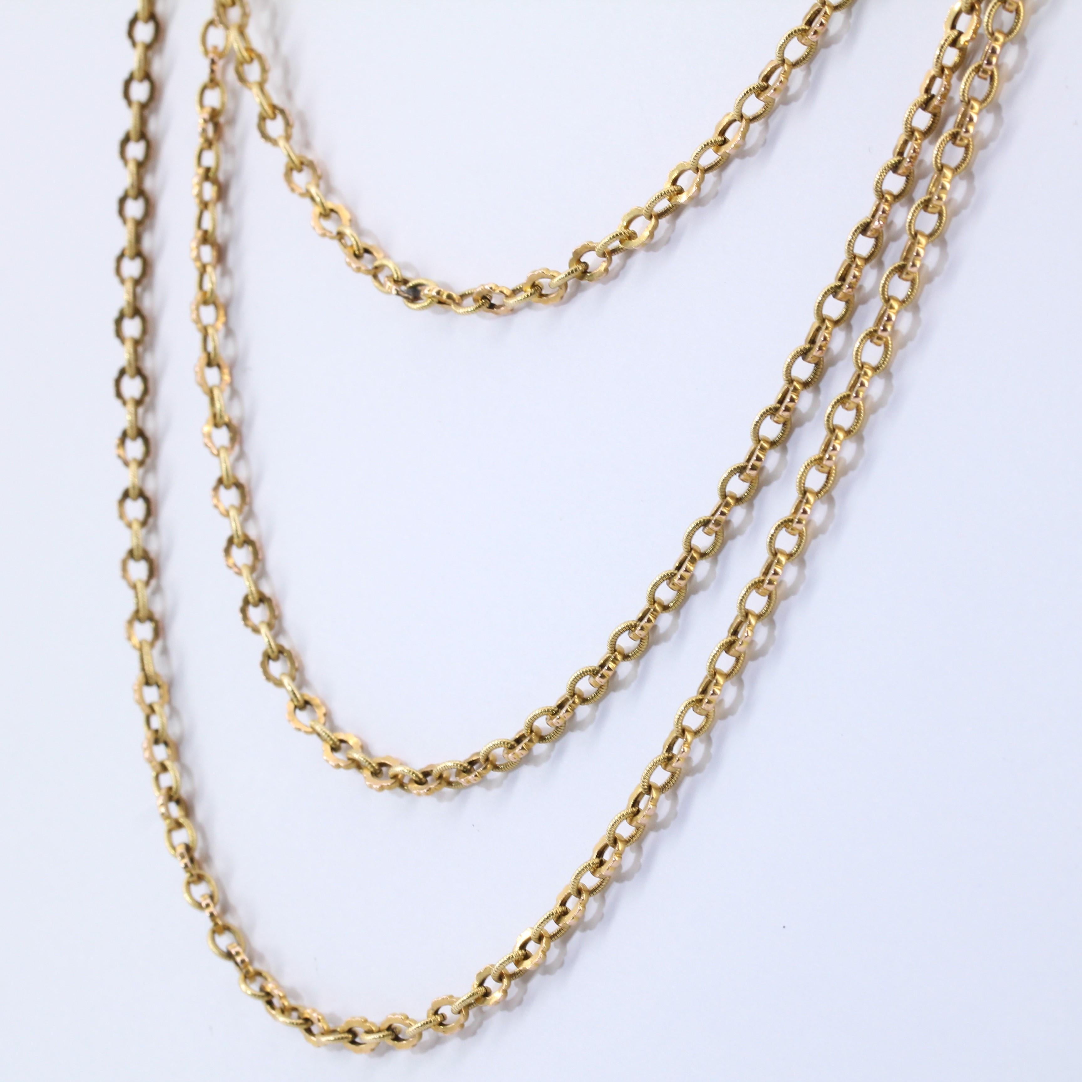 French 1830s 18 Karat Yellow Gold Chiseled Mesh Long Necklace In Good Condition For Sale In Poitiers, FR