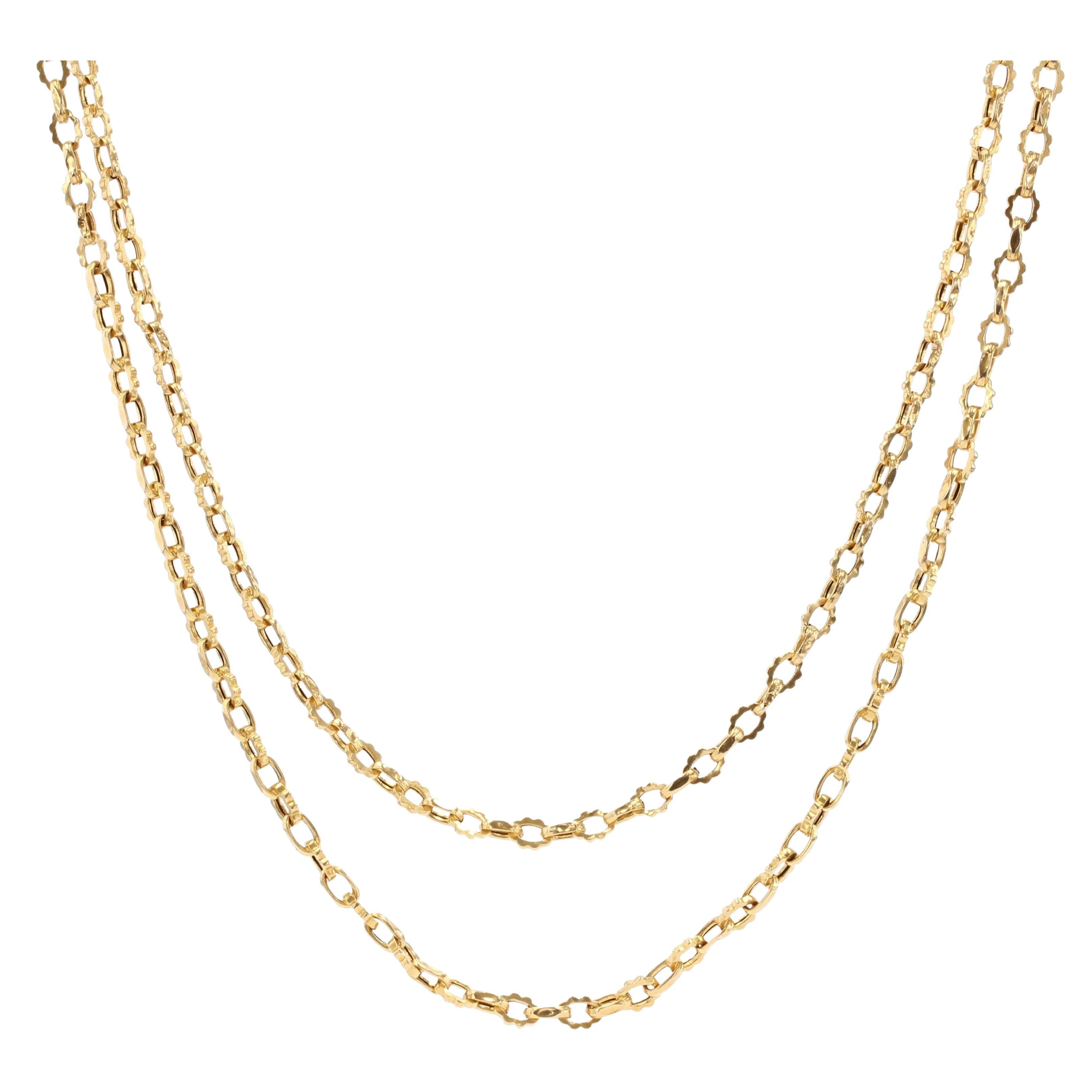 French 1830s 18 Karat Yellow Gold Chiseled Mesh Long Necklace For Sale