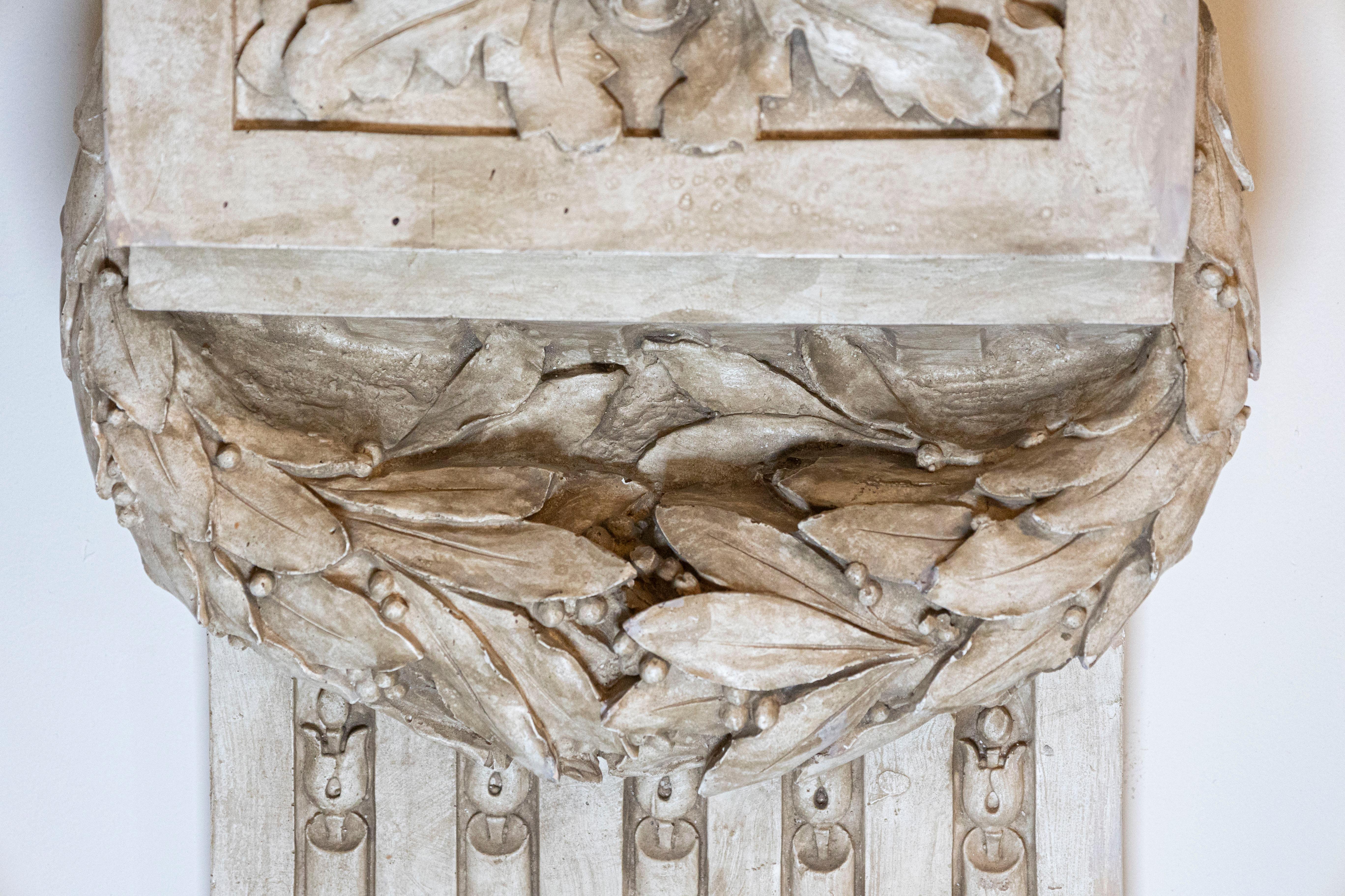 French 1830s Louis-Philippe Period Stucco Wall Bracket Decoration with Garland In Good Condition For Sale In Atlanta, GA
