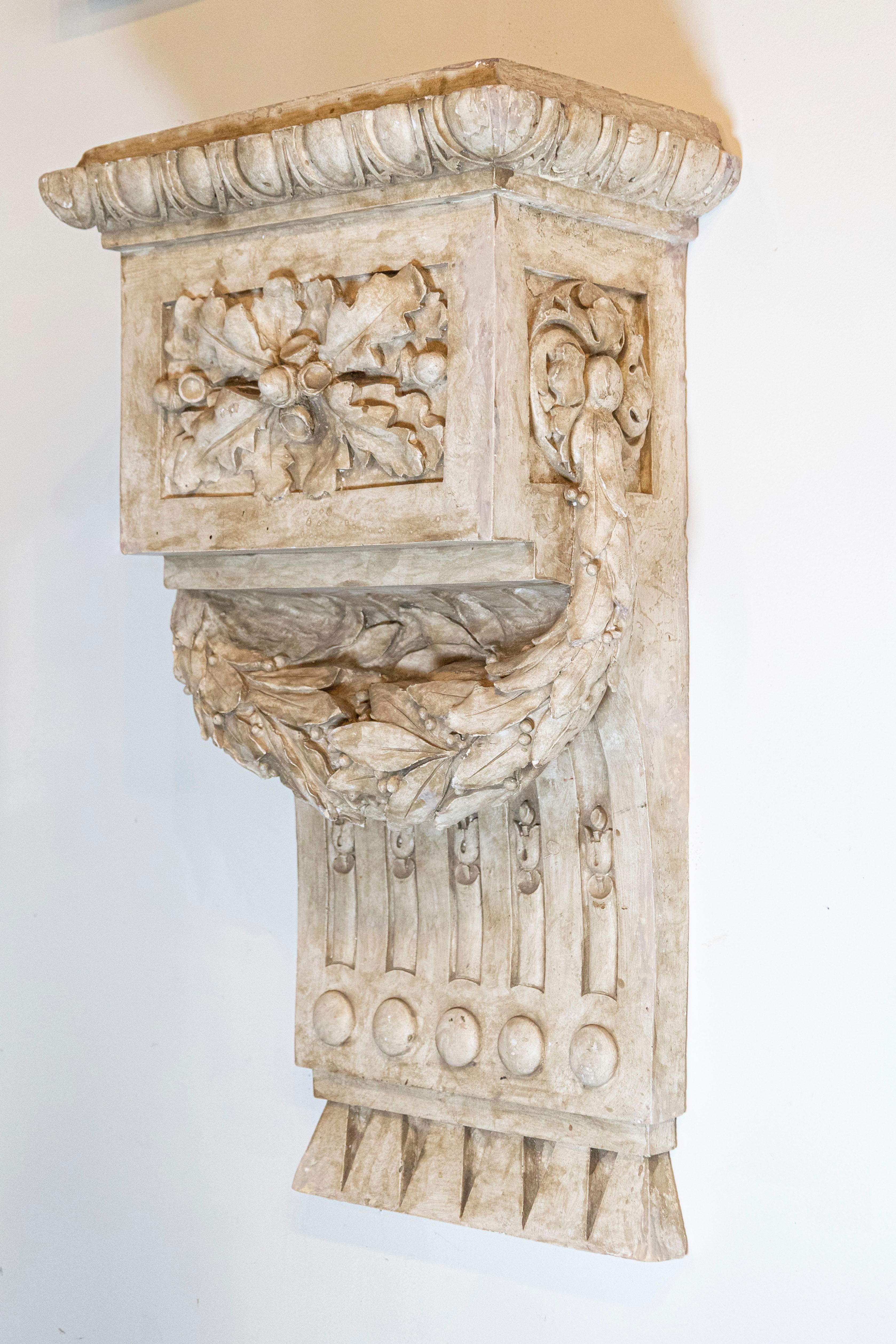 French 1830s Louis-Philippe Period Stucco Wall Bracket Decoration with Garland For Sale 1