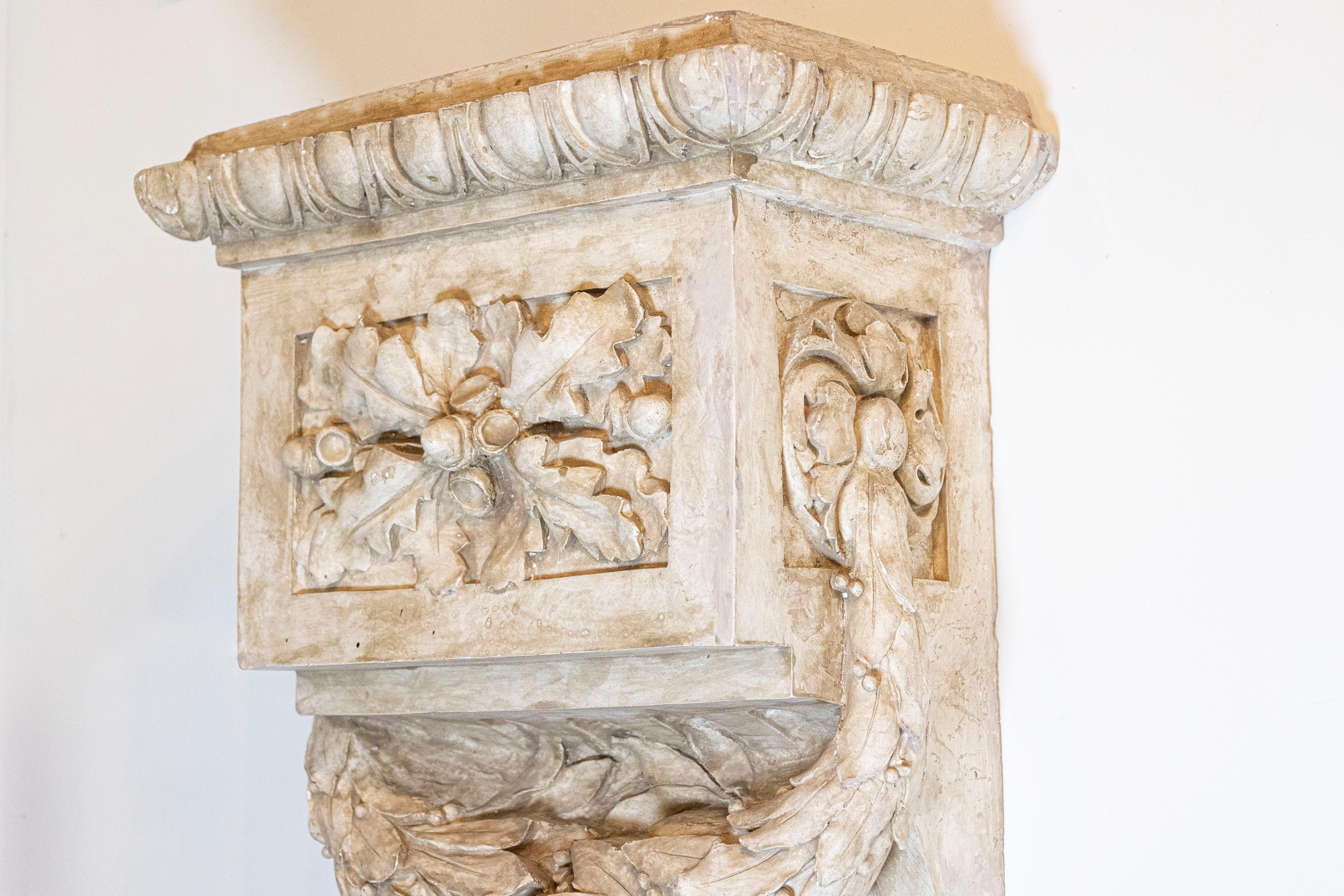 French 1830s Louis-Philippe Period Stucco Wall Bracket Decoration with Garland For Sale 2