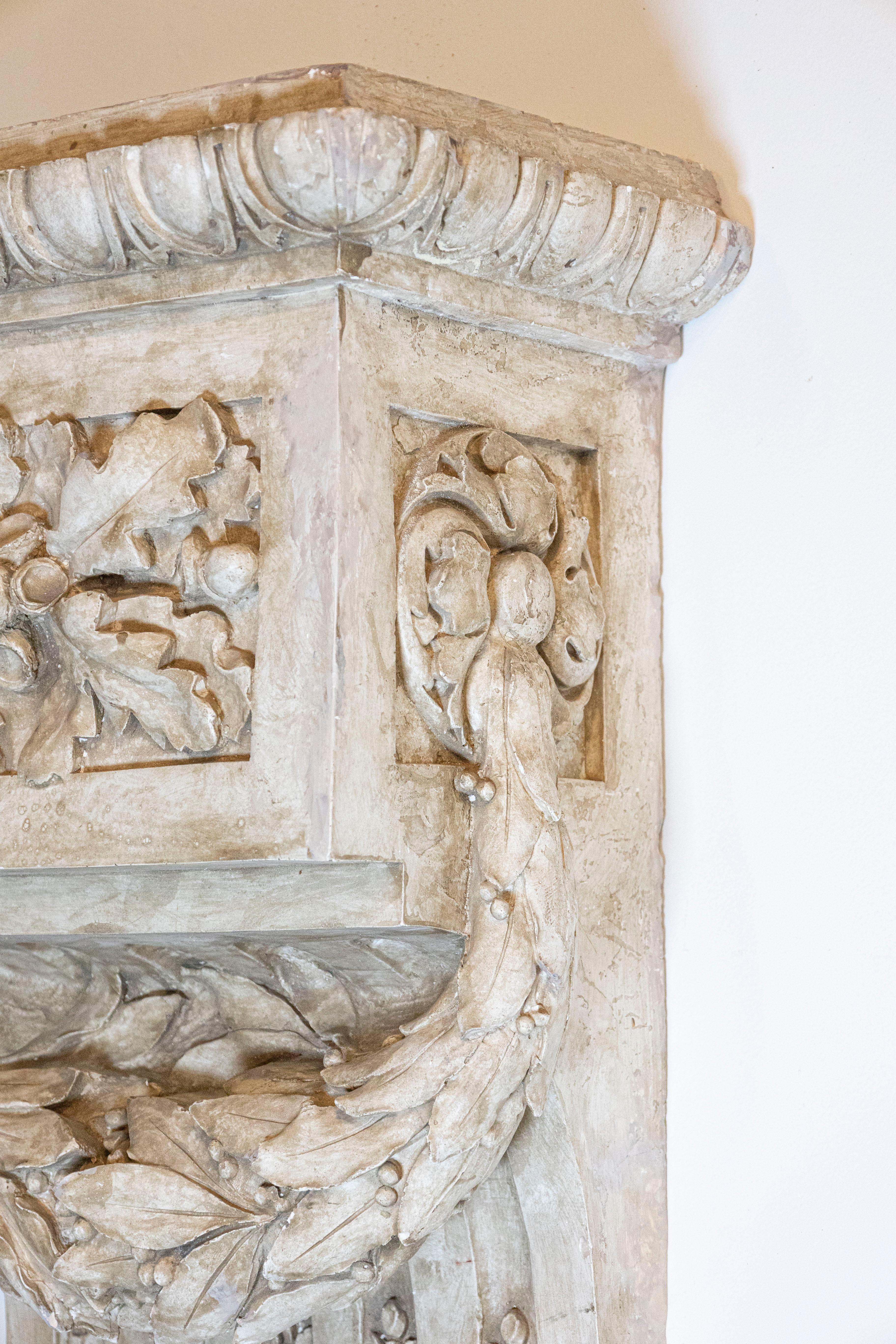 French 1830s Louis-Philippe Period Stucco Wall Bracket Decoration with Garland For Sale 3