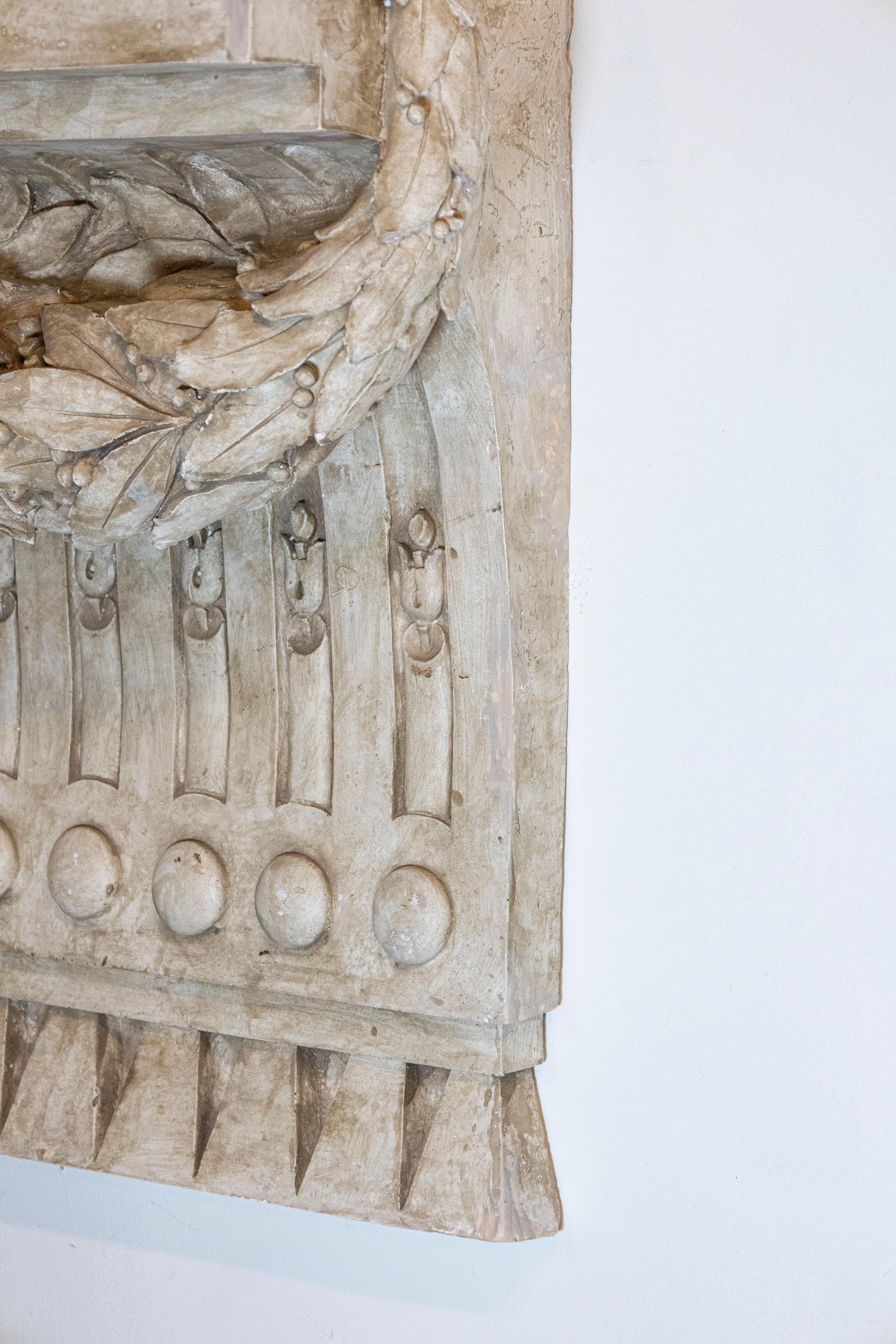 French 1830s Louis-Philippe Period Stucco Wall Bracket Decoration with Garland For Sale 4