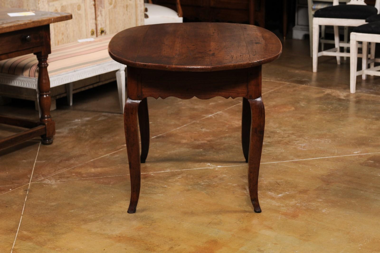 French 1830s Louis XV Style Center Table with Cabriole Legs and Carved Apron For Sale 4