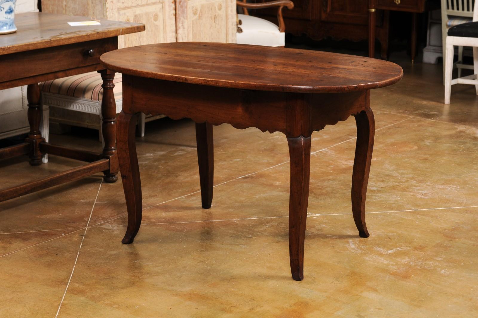 French 1830s Louis XV Style Center Table with Cabriole Legs and Carved Apron For Sale 5