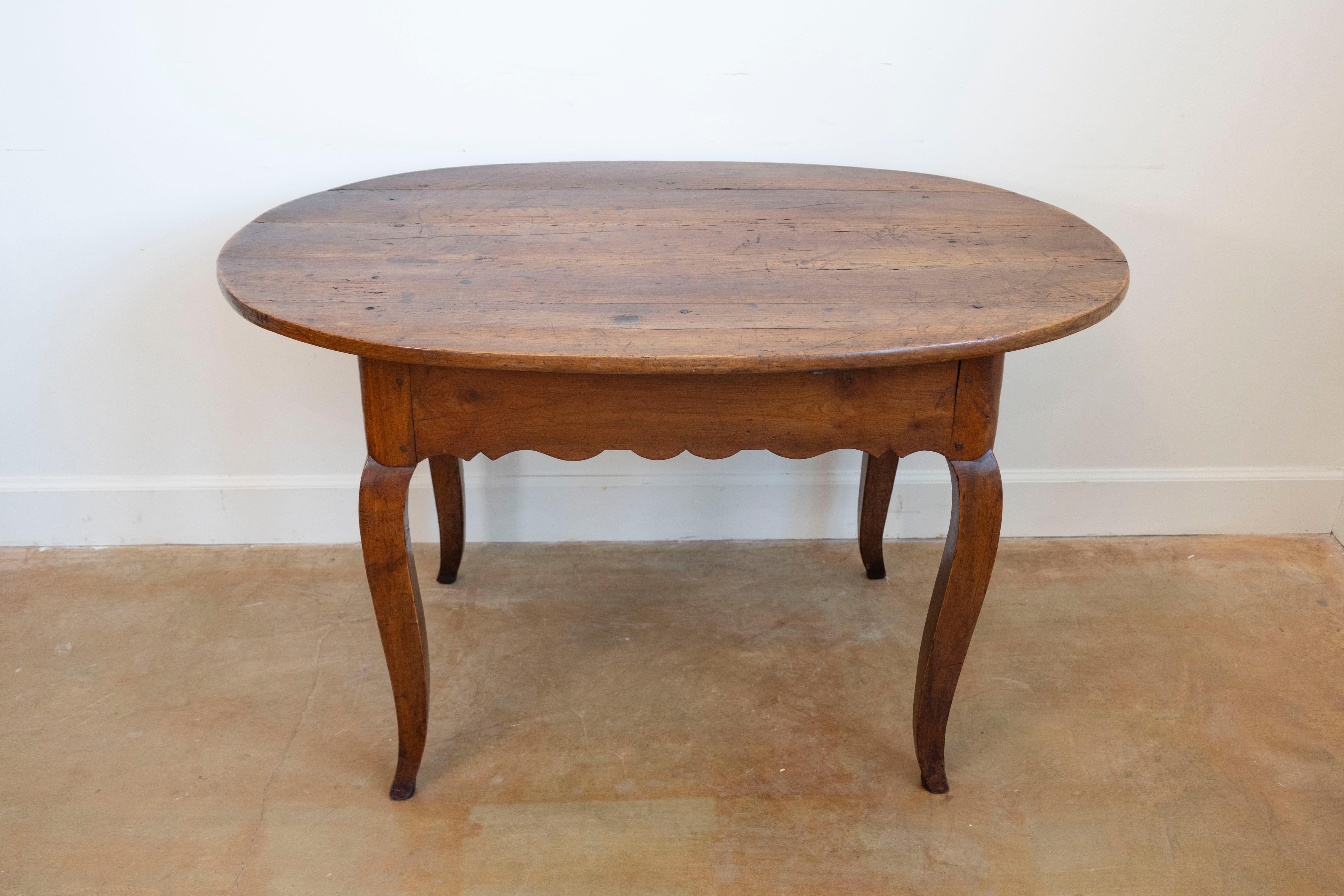 French 1830s Louis XV Style Center Table with Cabriole Legs and Carved Apron In Good Condition For Sale In Atlanta, GA