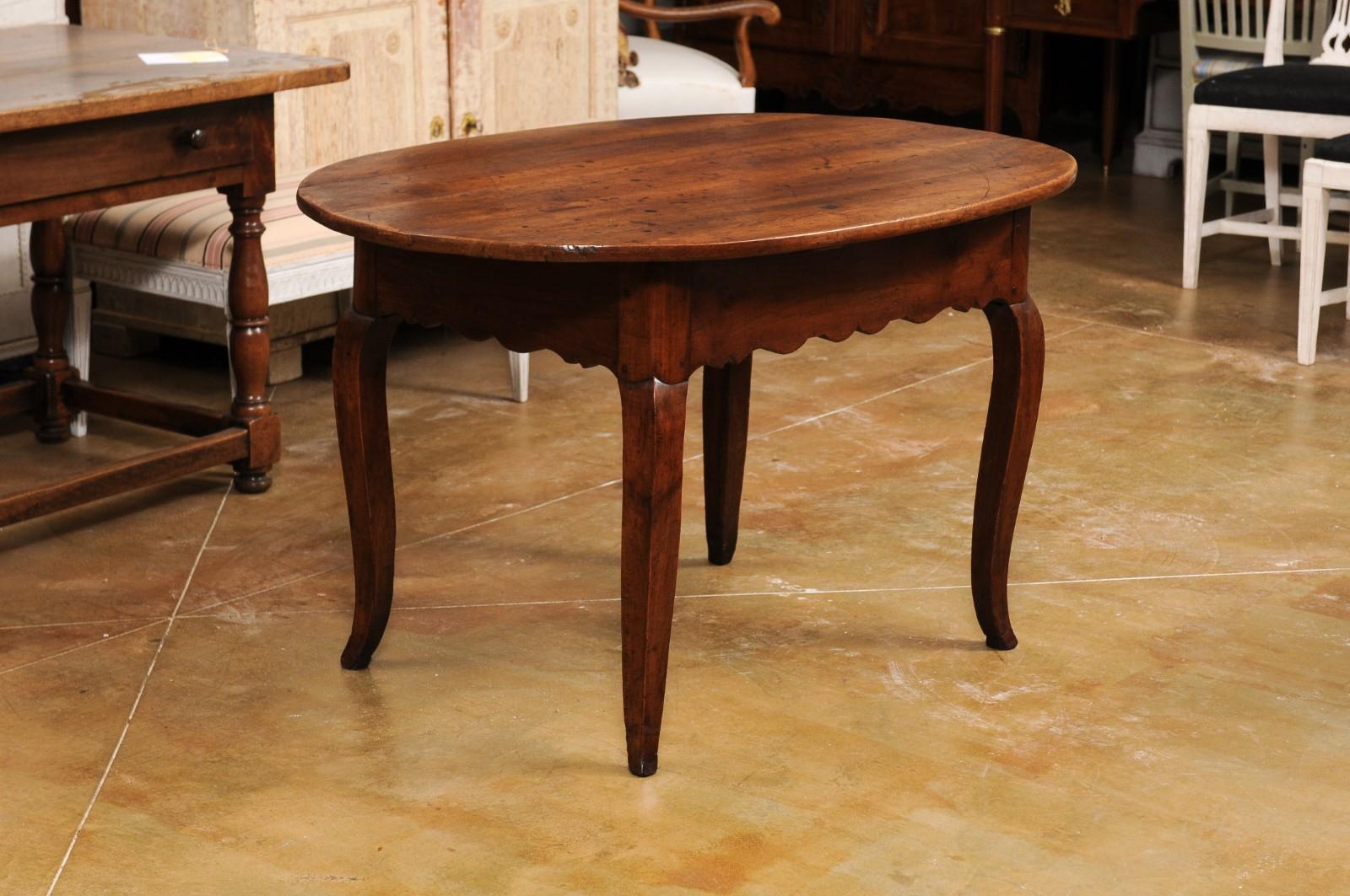 French 1830s Louis XV Style Center Table with Cabriole Legs and Carved Apron For Sale 3