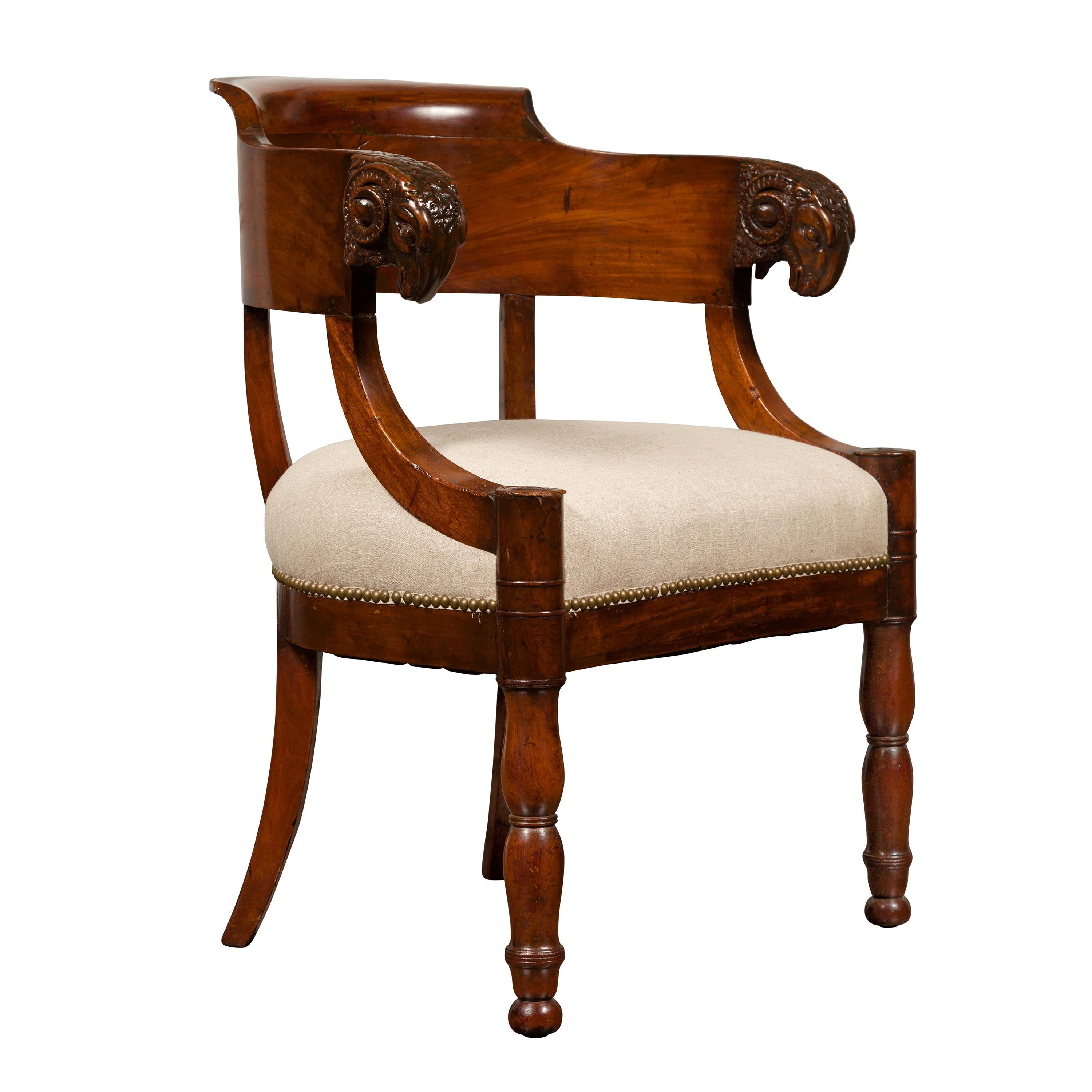 Französischer Mahagoni-Sessel aus der Restaurationszeit der 1830er Jahre mit geschnitzten Widderköpfen