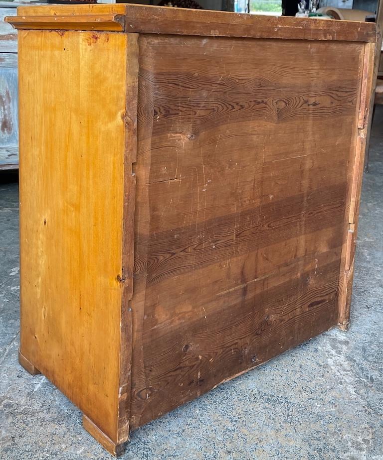 French 1840s Biedermeier Chest of Drawers with Three Drawers For Sale 3