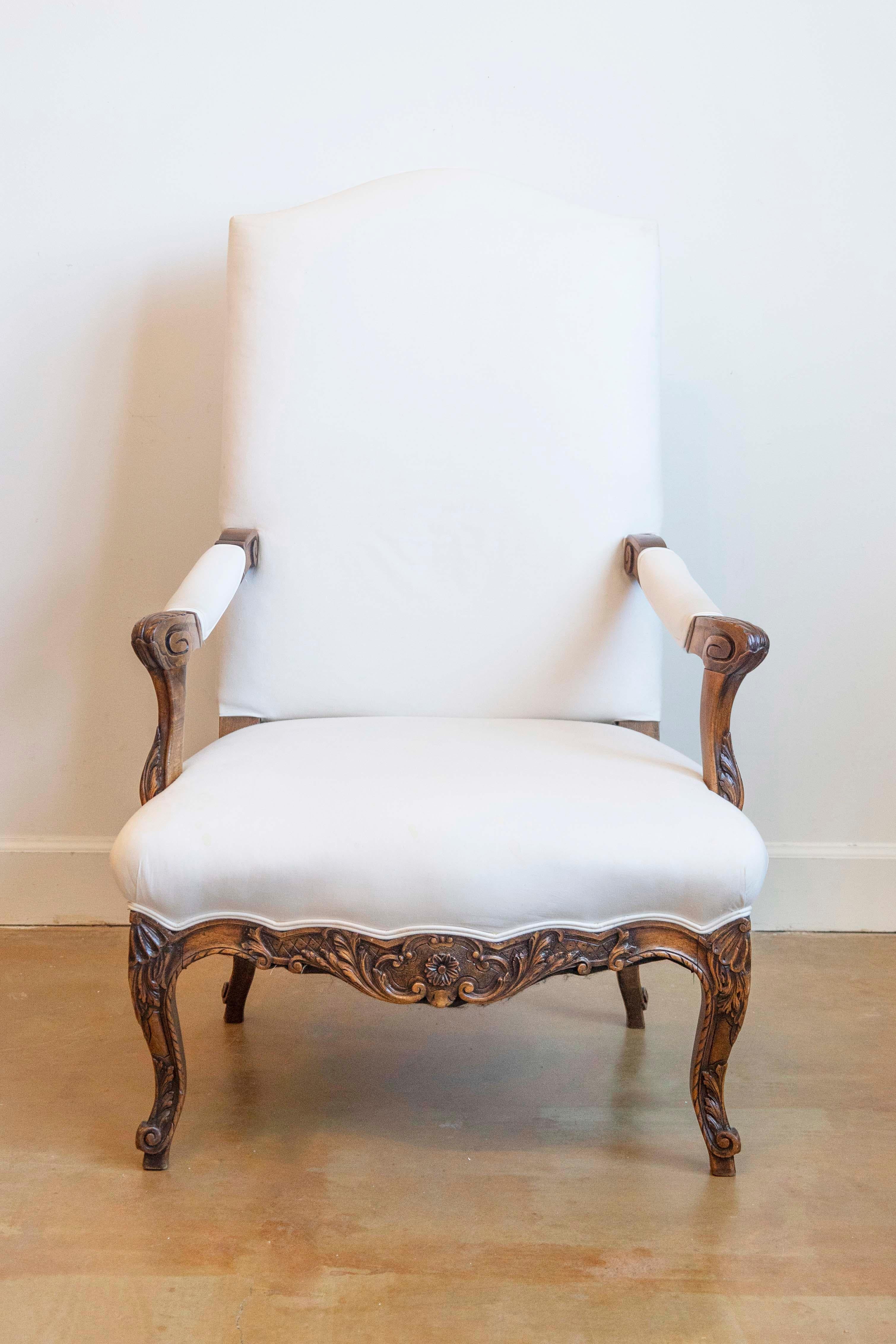 Fauteuil francese del 1840 in stile Luigi XV in legno di noce, con inserti intagliati e tappezzeria in vendita 3