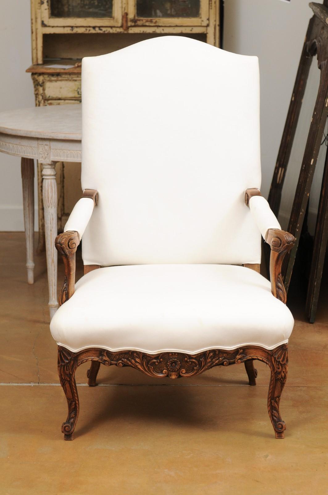 Fauteuil français des années 1840 de style Louis XV en noyer avec accents sculptés et tissu d'ameublement en vente 4