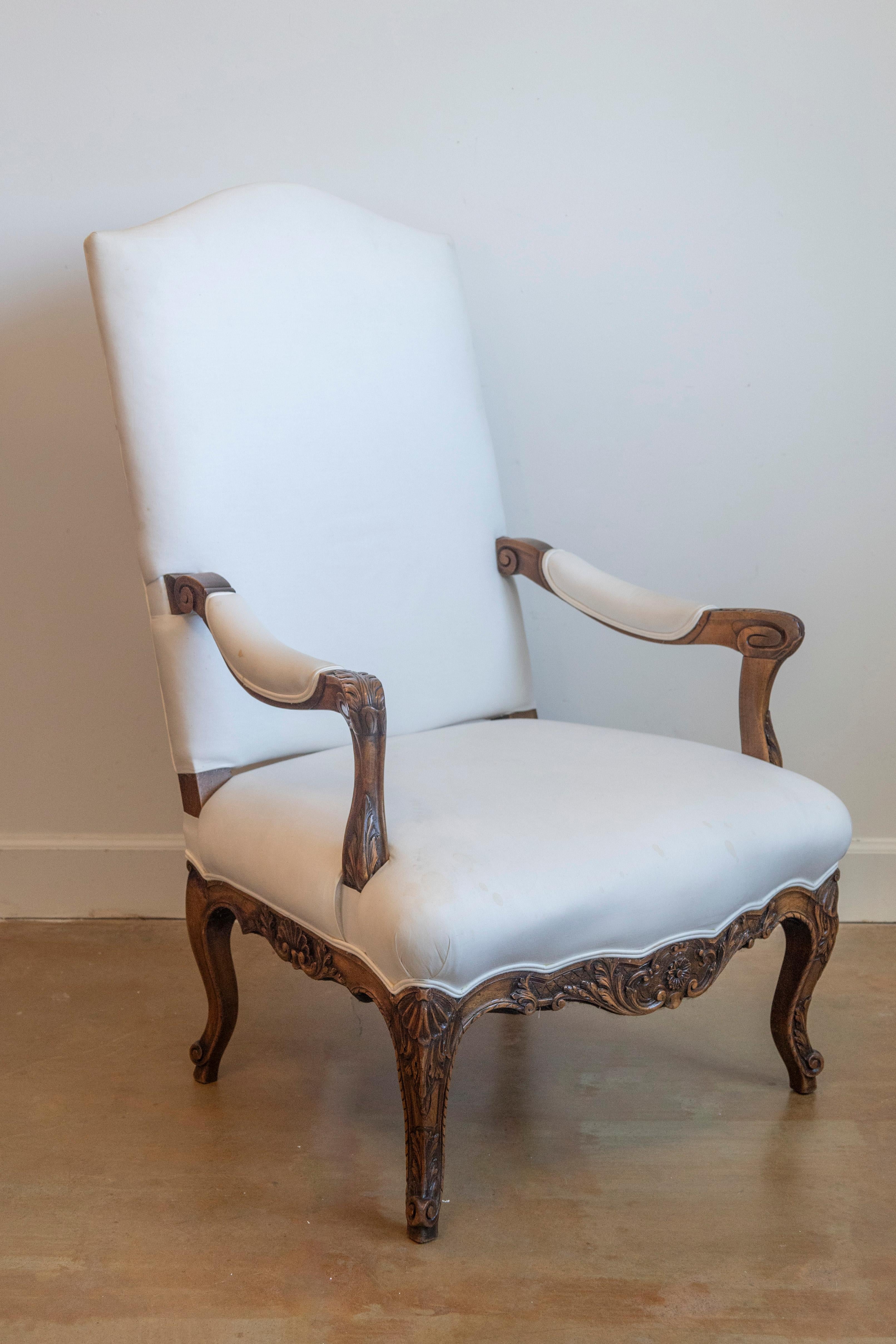 Francese Fauteuil francese del 1840 in stile Luigi XV in legno di noce, con inserti intagliati e tappezzeria in vendita