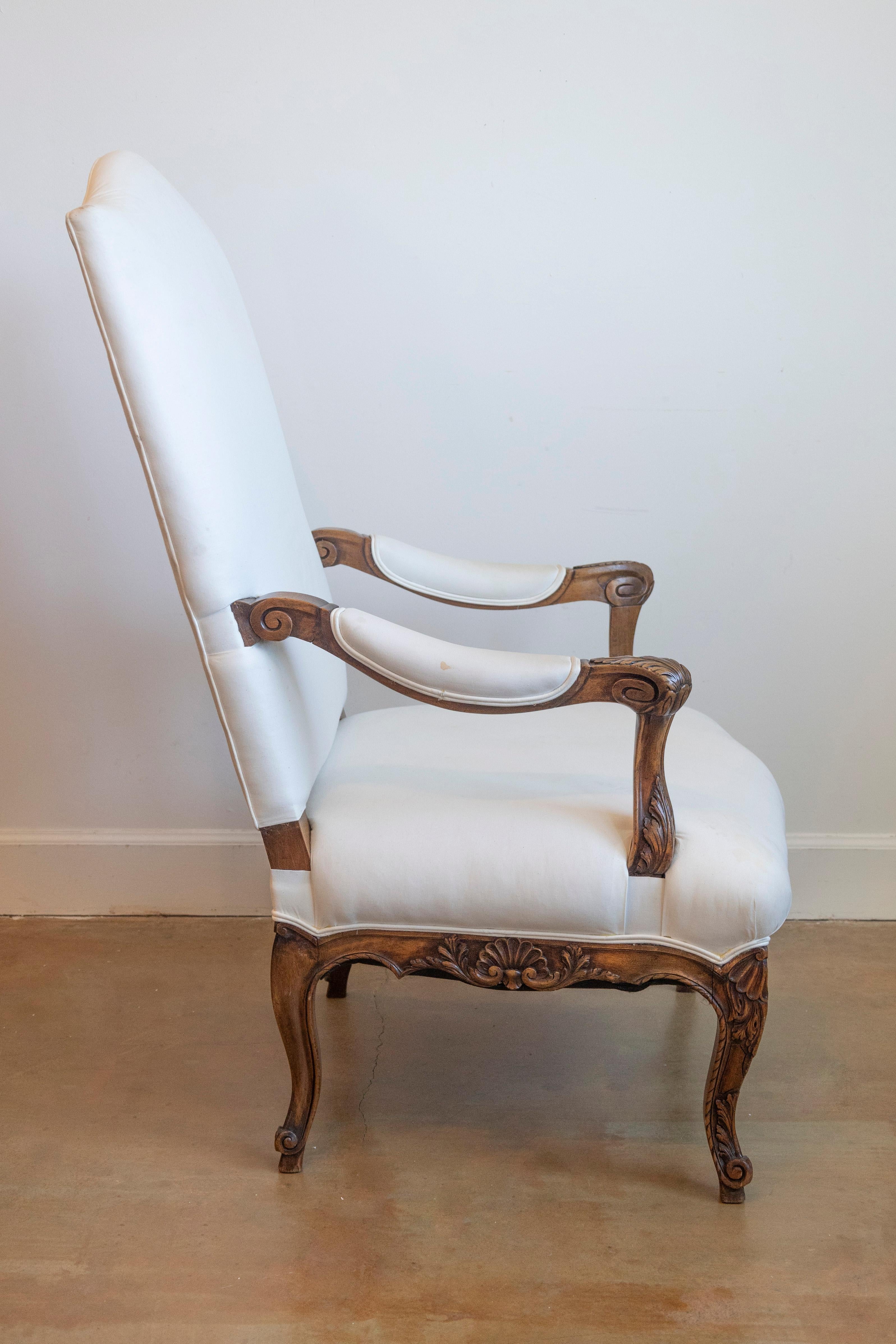 Fauteuil francese del 1840 in stile Luigi XV in legno di noce, con inserti intagliati e tappezzeria In condizioni buone in vendita a Atlanta, GA