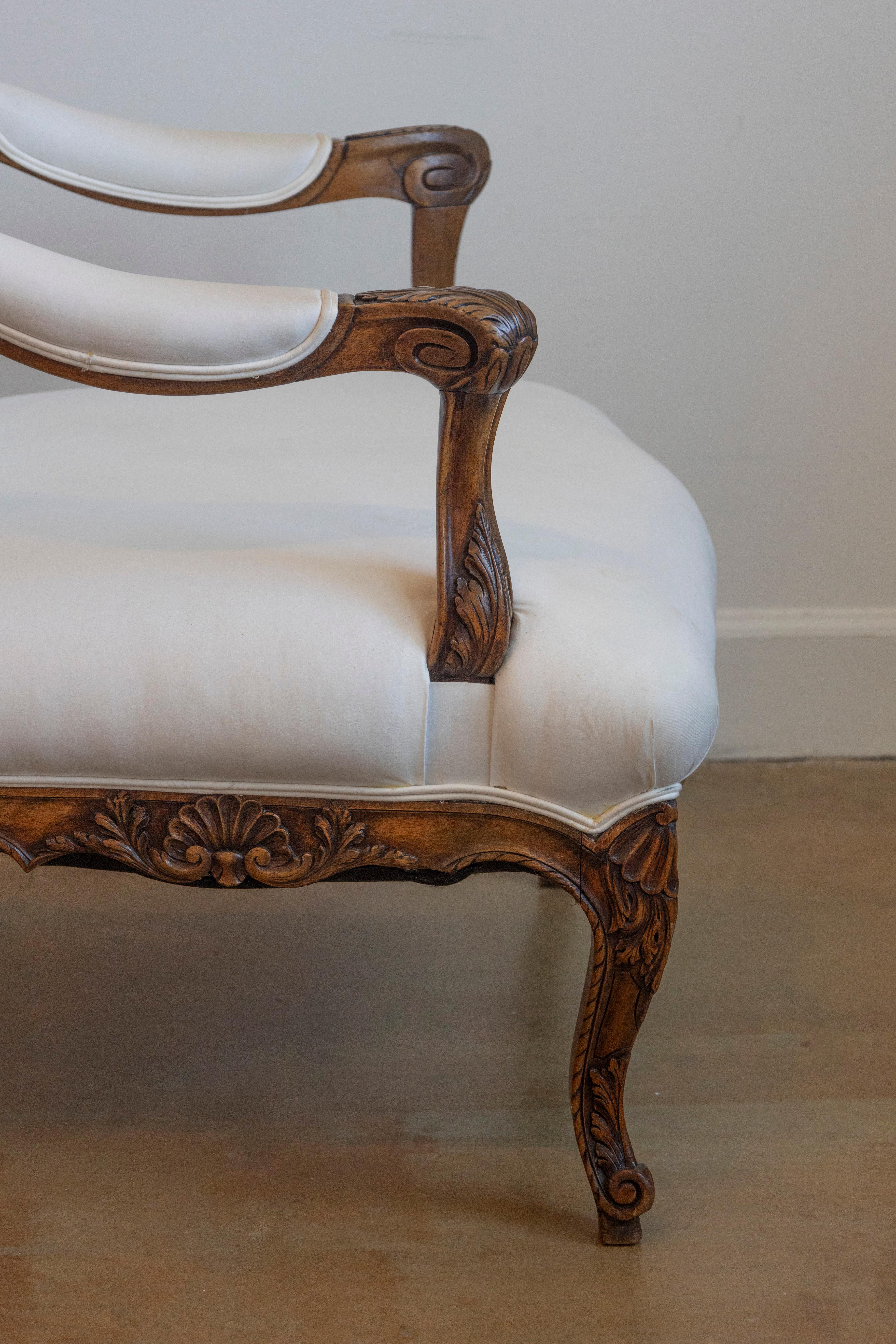 XIX secolo Fauteuil francese del 1840 in stile Luigi XV in legno di noce, con inserti intagliati e tappezzeria in vendita