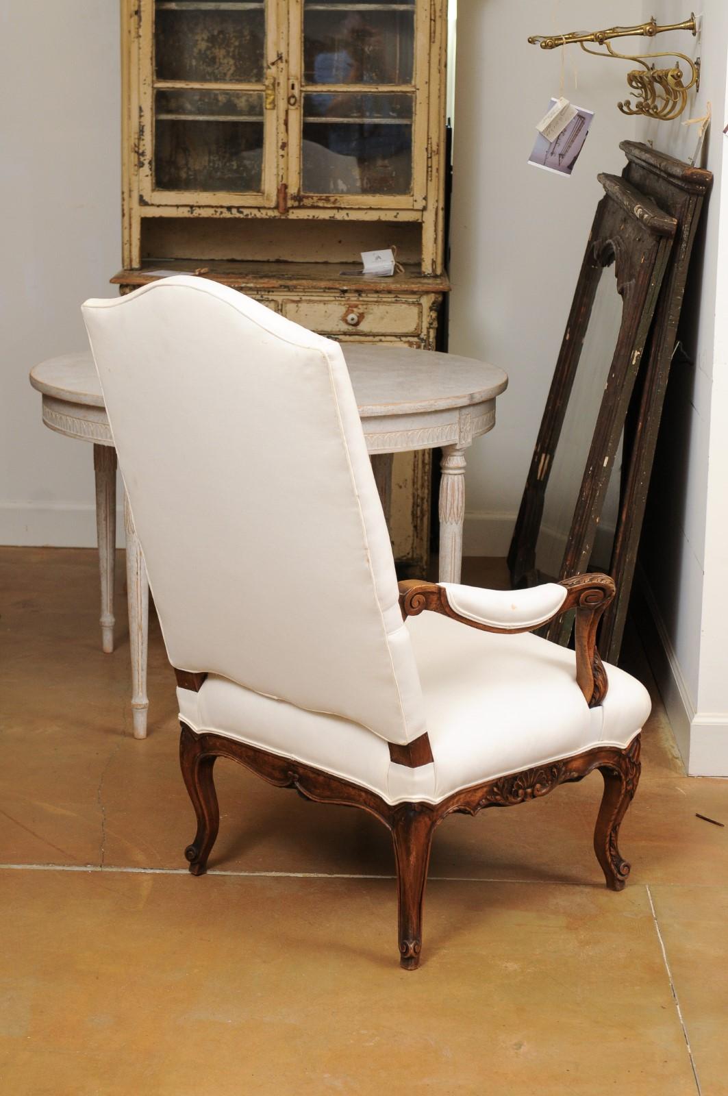 Noyer Fauteuil français des années 1840 de style Louis XV en noyer avec accents sculptés et tissu d'ameublement en vente