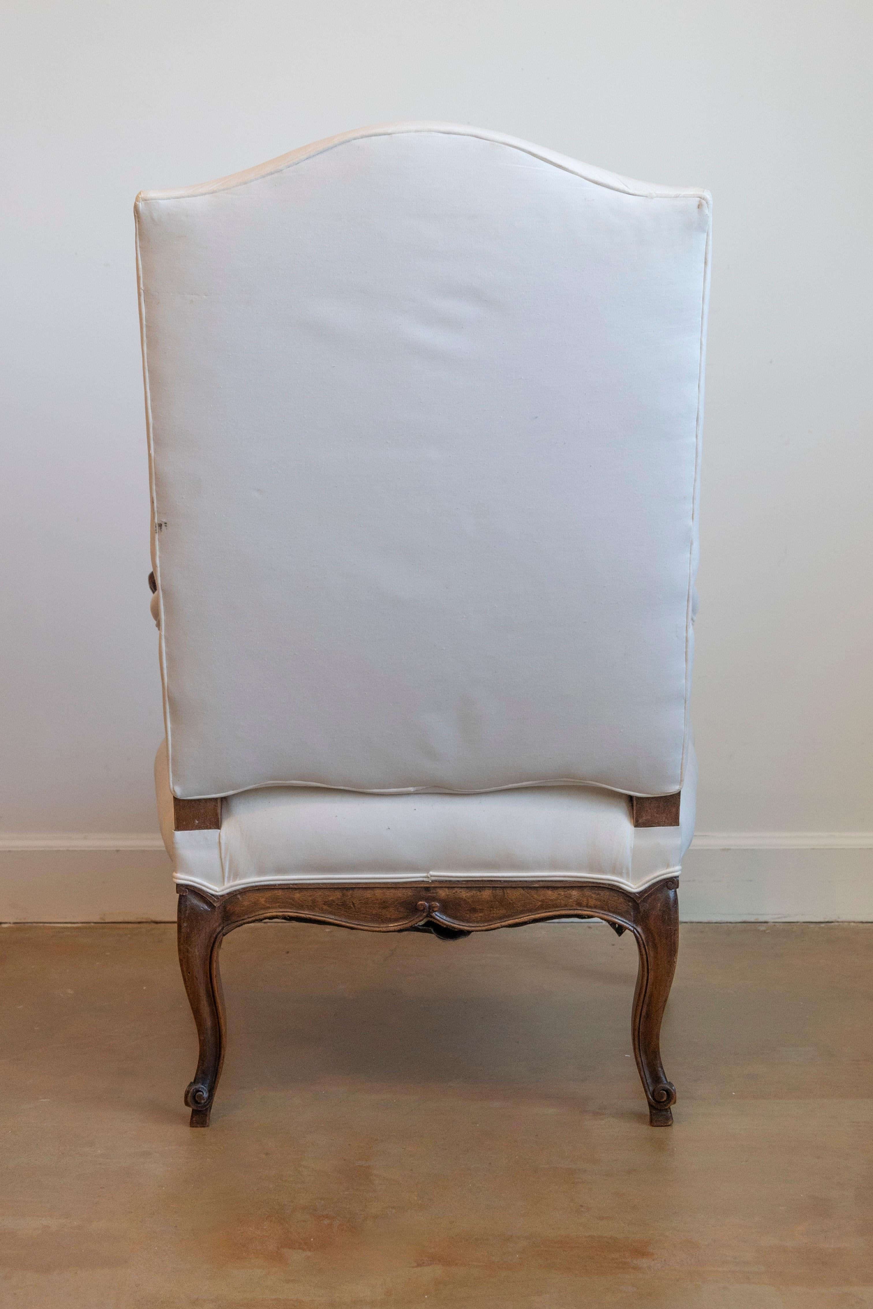 Noce Fauteuil francese del 1840 in stile Luigi XV in legno di noce, con inserti intagliati e tappezzeria in vendita