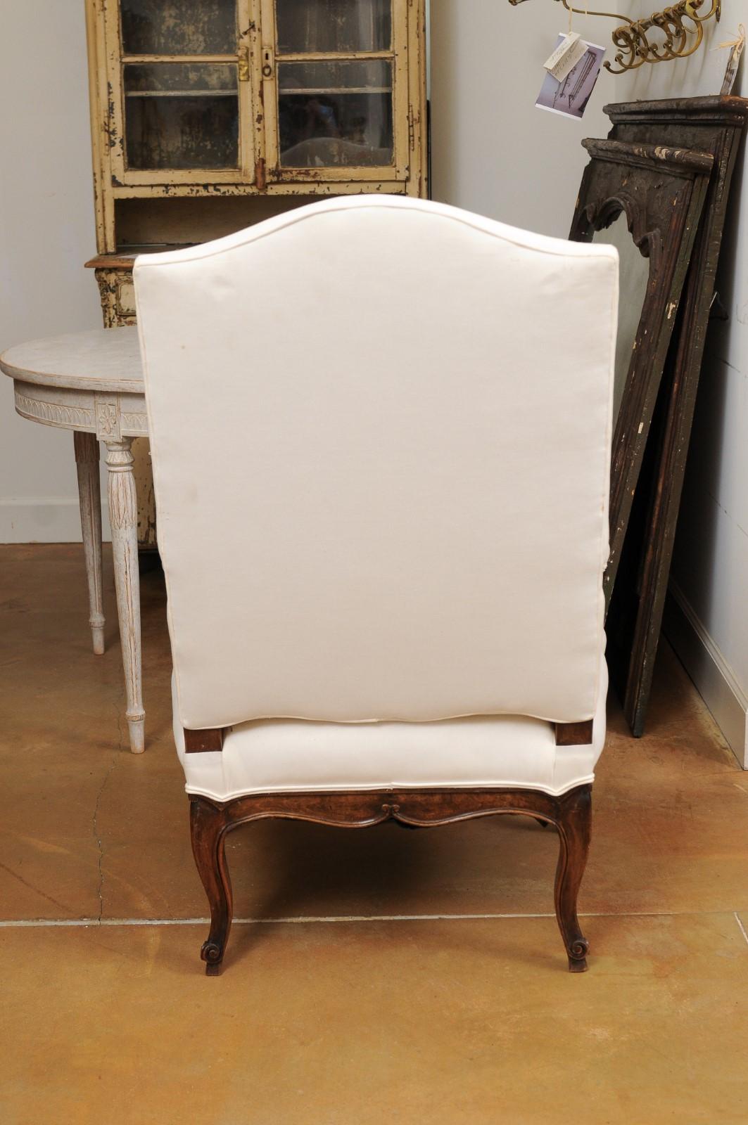 Fauteuil français des années 1840 de style Louis XV en noyer avec accents sculptés et tissu d'ameublement en vente 1