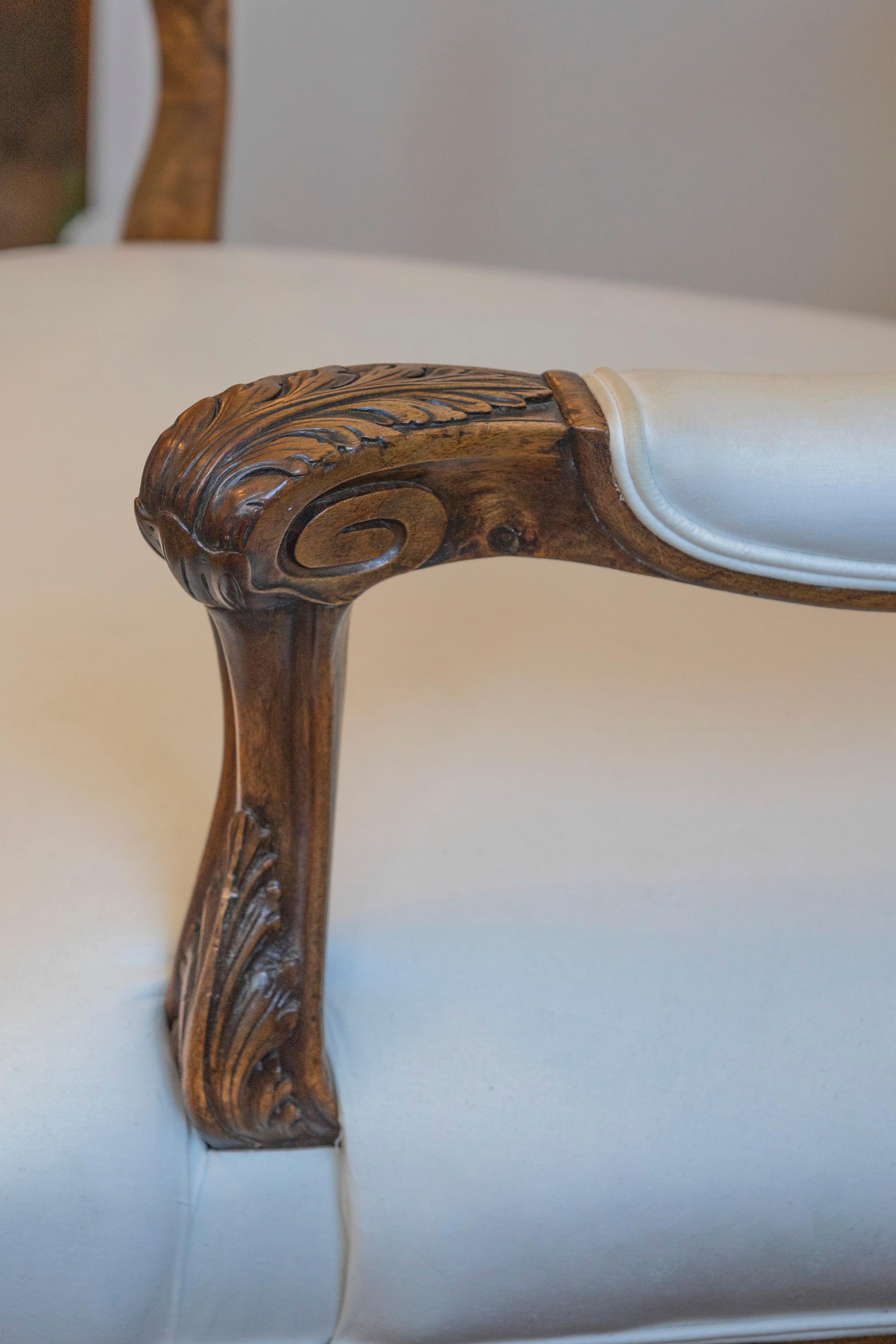 Fauteuil francese del 1840 in stile Luigi XV in legno di noce, con inserti intagliati e tappezzeria in vendita 1