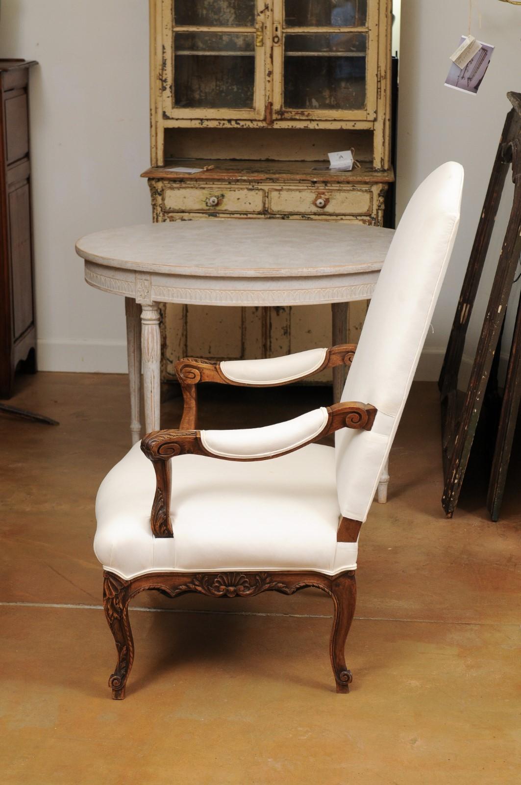 Fauteuil français des années 1840 de style Louis XV en noyer avec accents sculptés et tissu d'ameublement en vente 2