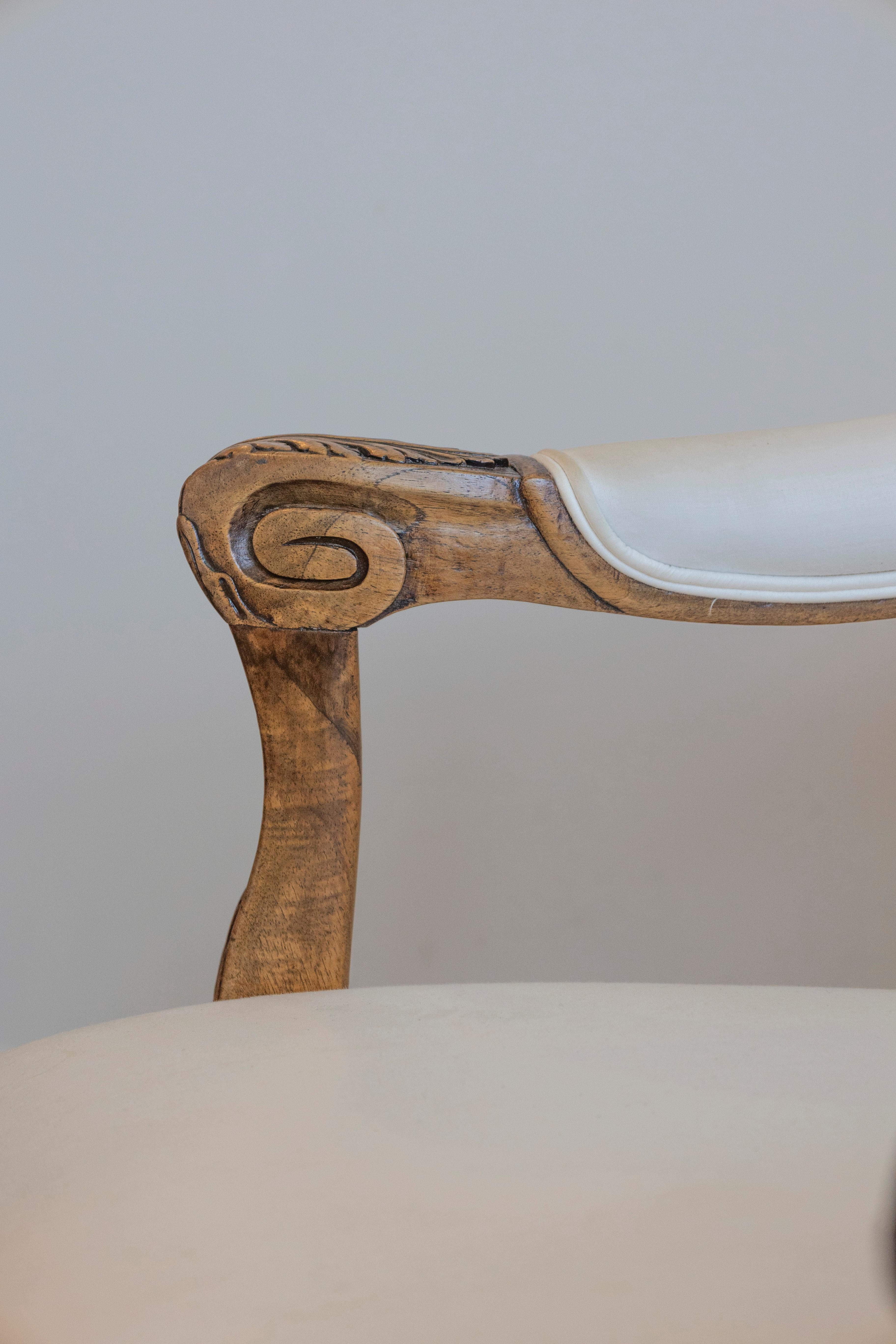 Fauteuil francese del 1840 in stile Luigi XV in legno di noce, con inserti intagliati e tappezzeria in vendita 2