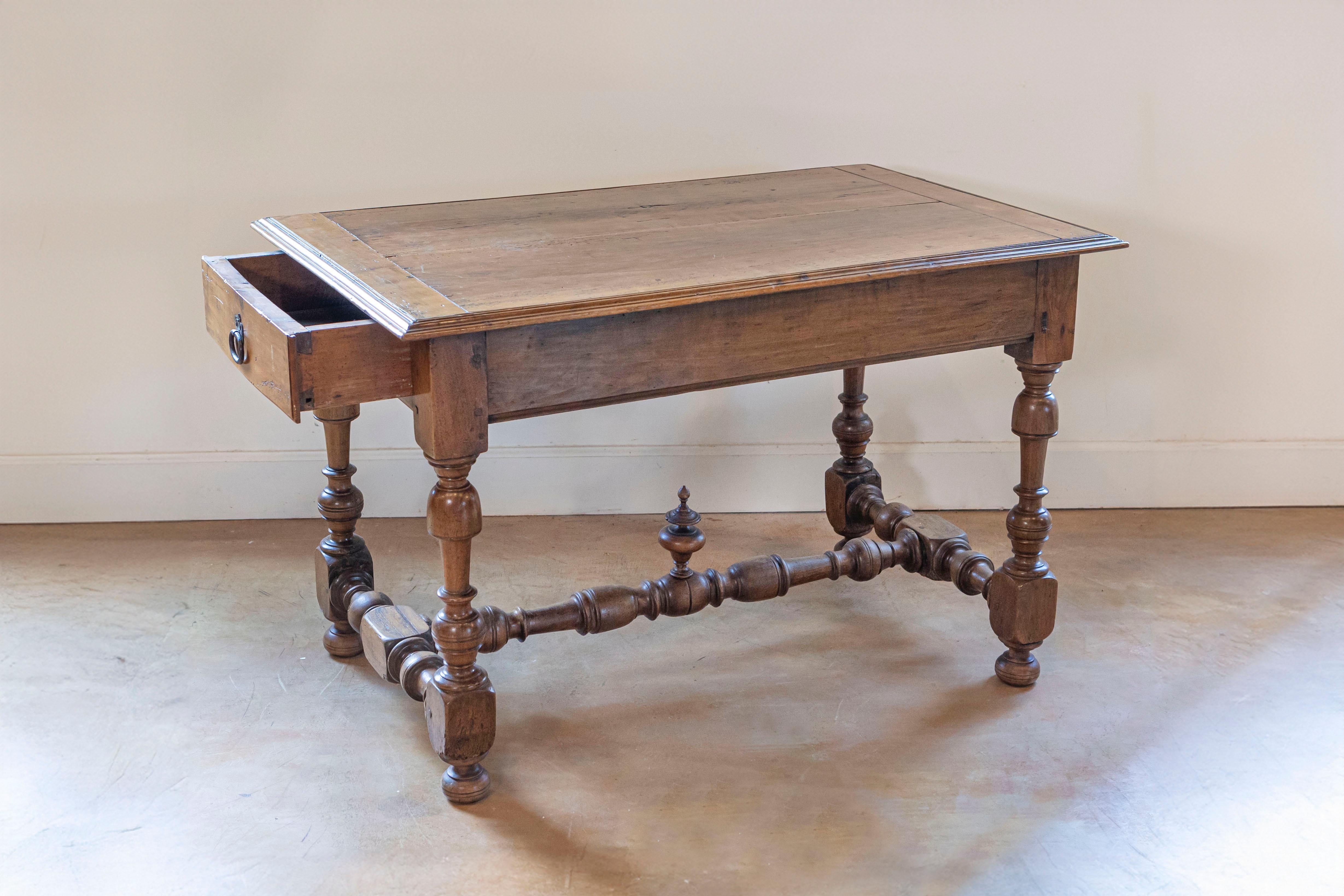 Mesa francesa de cerezo estilo Luis XIII de 1850 con cajón lateral y patas torneadas Francés en venta