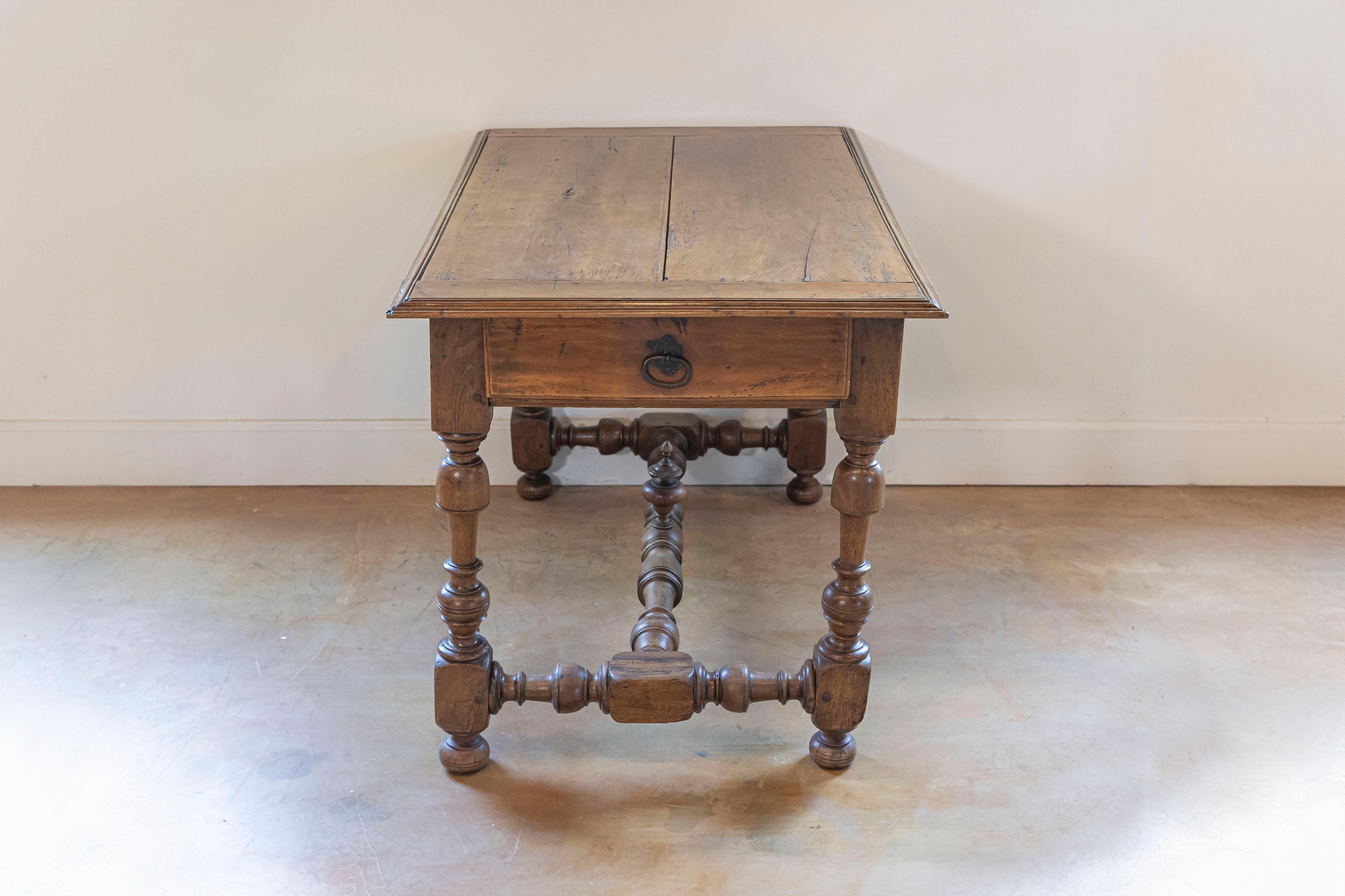 Mesa francesa de cerezo estilo Luis XIII de 1850 con cajón lateral y patas torneadas en Bueno estado para la venta en Atlanta, GA