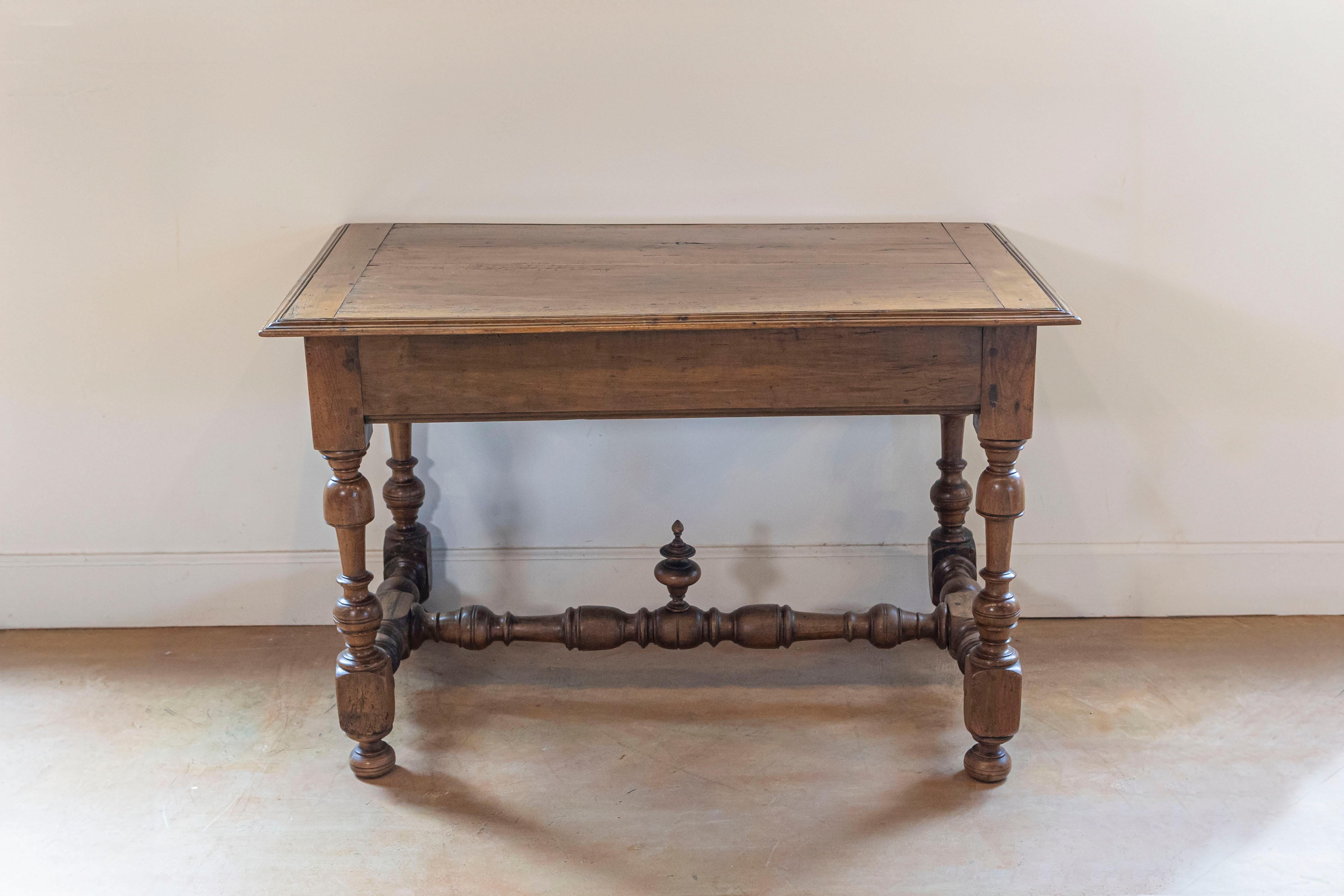 Mesa francesa de cerezo estilo Luis XIII de 1850 con cajón lateral y patas torneadas siglo XIX en venta