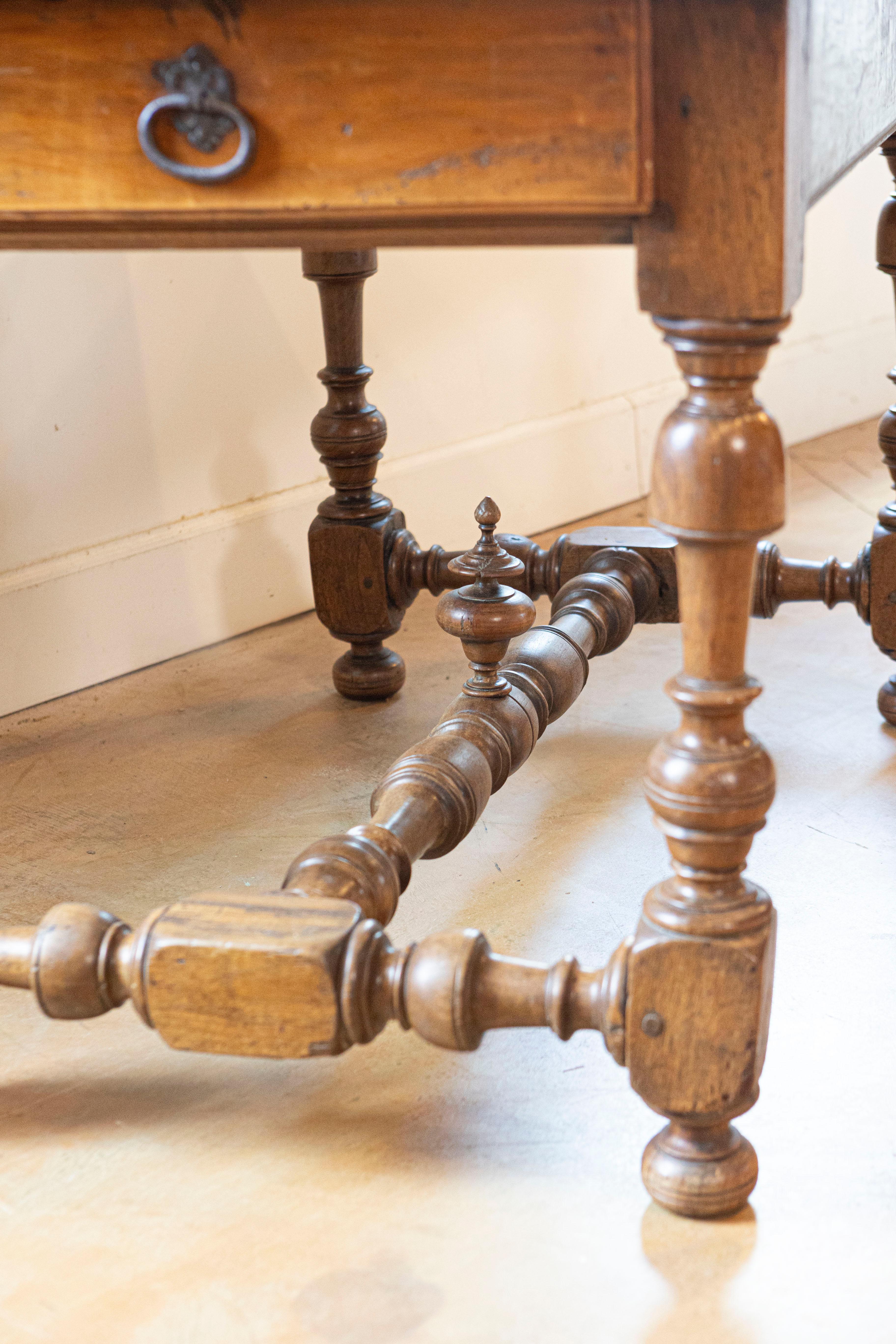 Mesa francesa de cerezo estilo Luis XIII de 1850 con cajón lateral y patas torneadas en venta 1