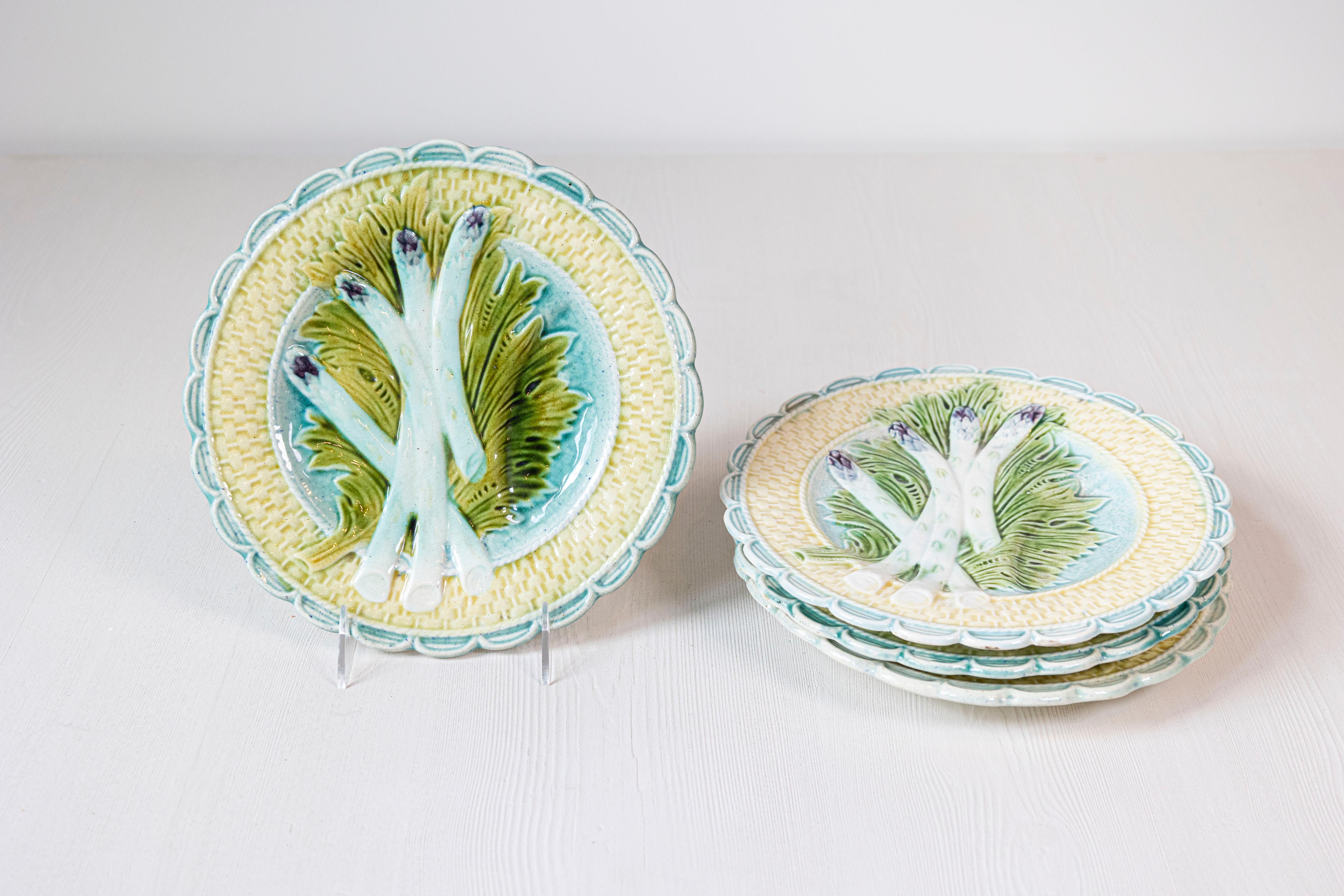 Piatto per asparagi in maiolica francese del periodo Napoleone III della metà del XIX secolo, con bordo smerlato, tonalità turchesi e chartreuse. Attualmente sono disponibili tre piatti, il cui prezzo è venduto singolarmente. Creati in Francia