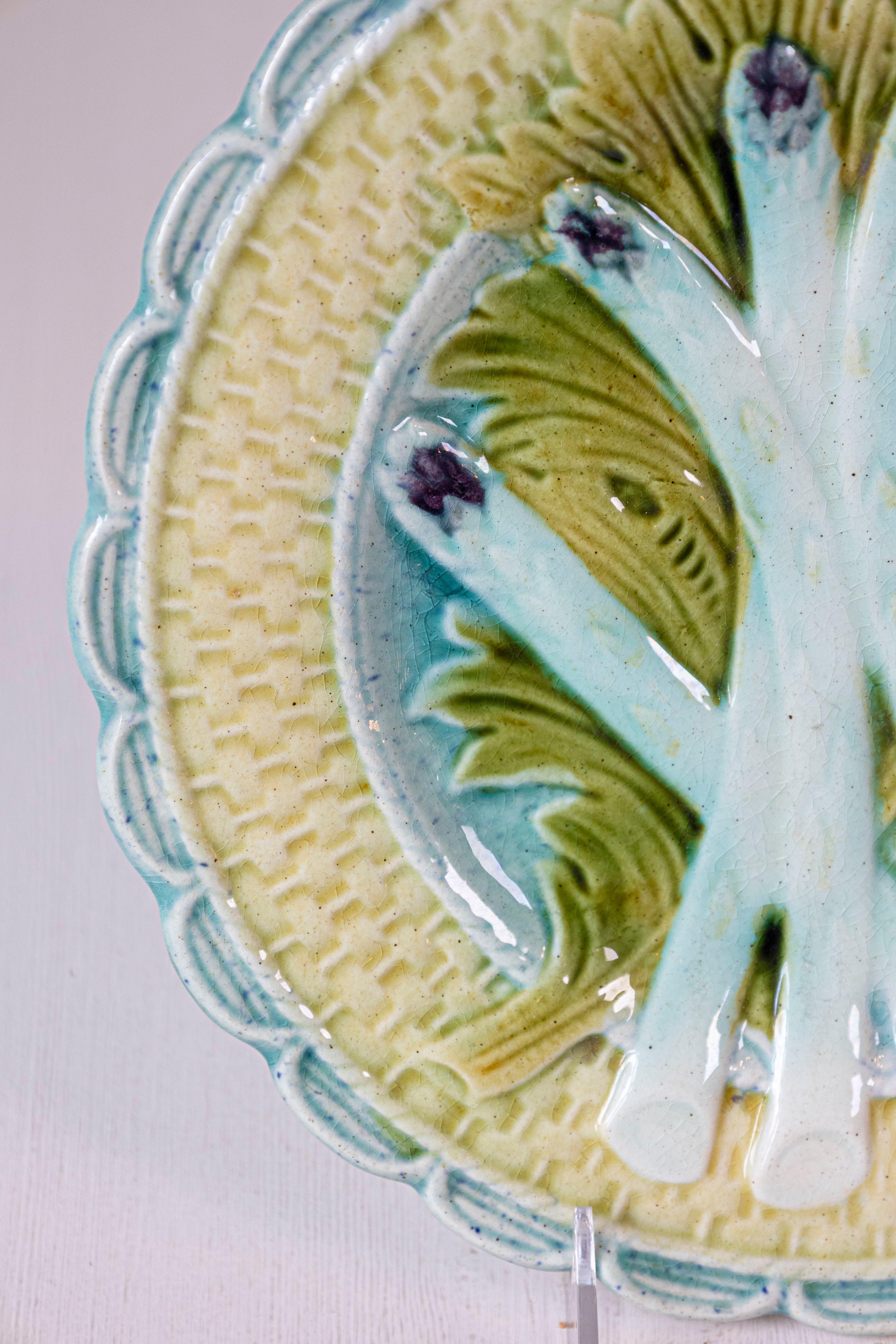 Francese Piatto in maiolica francese del 1850 con bordo smerlato, tre disponibili in vendita
