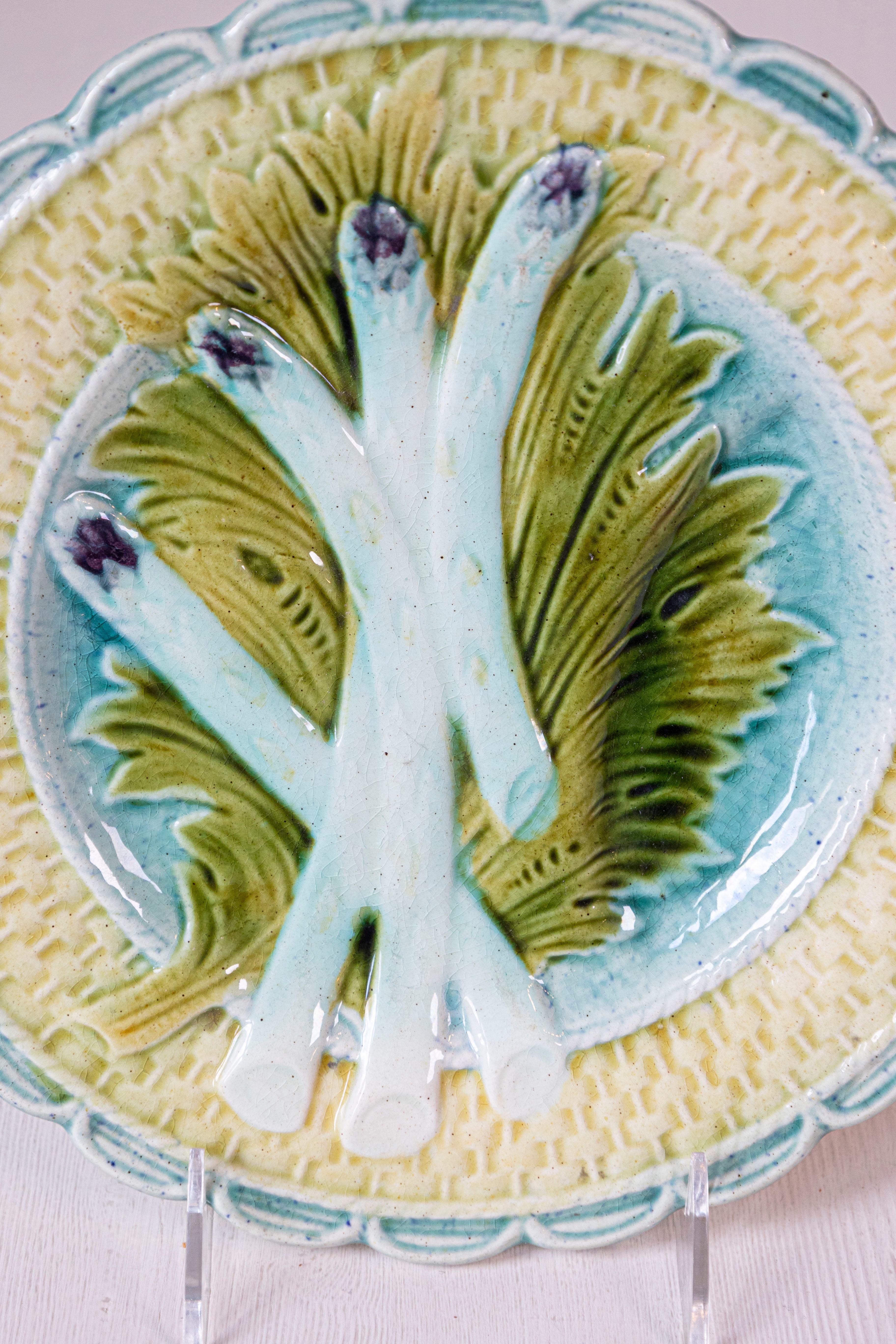 Piatto in maiolica francese del 1850 con bordo smerlato, tre disponibili In condizioni buone in vendita a Atlanta, GA