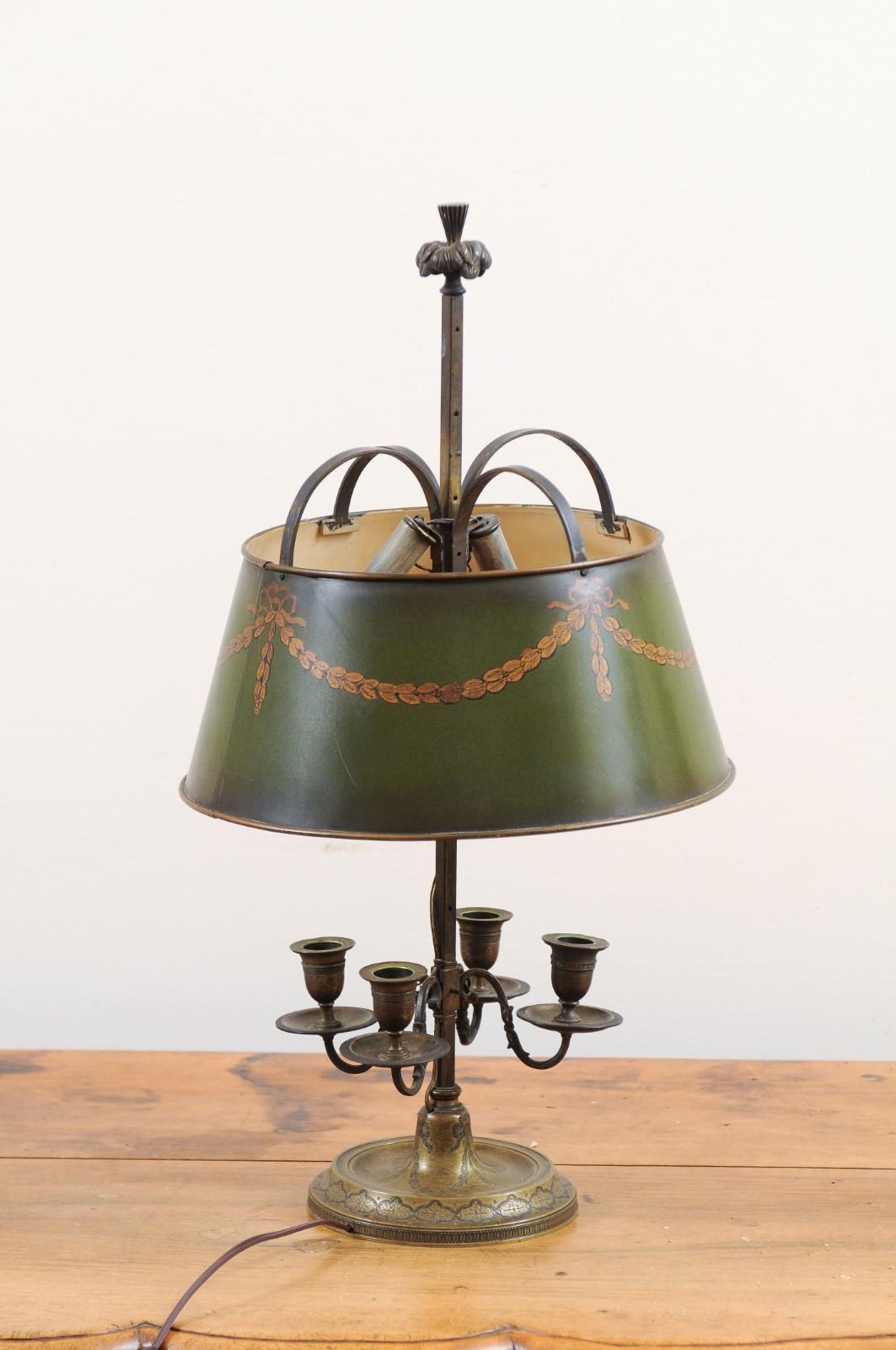 French 1850s Napoléon III Green Painted Tôle Table Lamp with Garland Motifs For Sale 5
