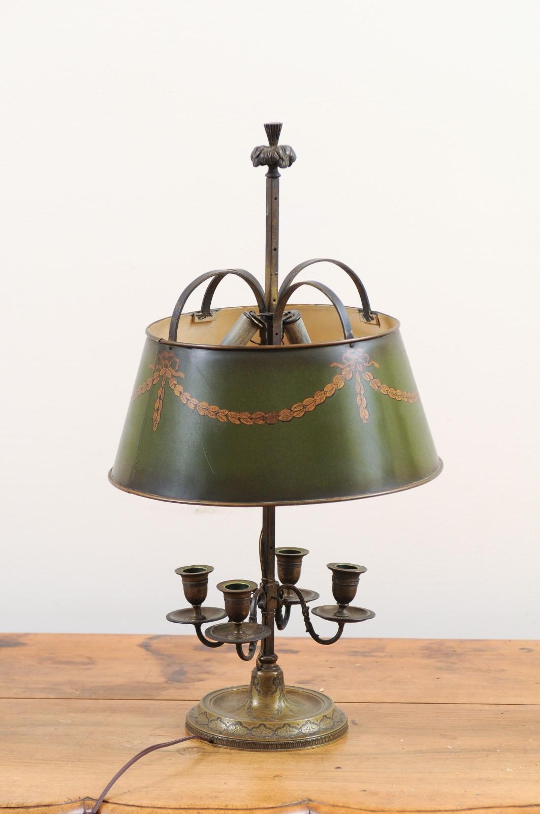 Lampe de table Napoléon III des années 1850, peinte en vert, avec motifs de guirlandes. 3