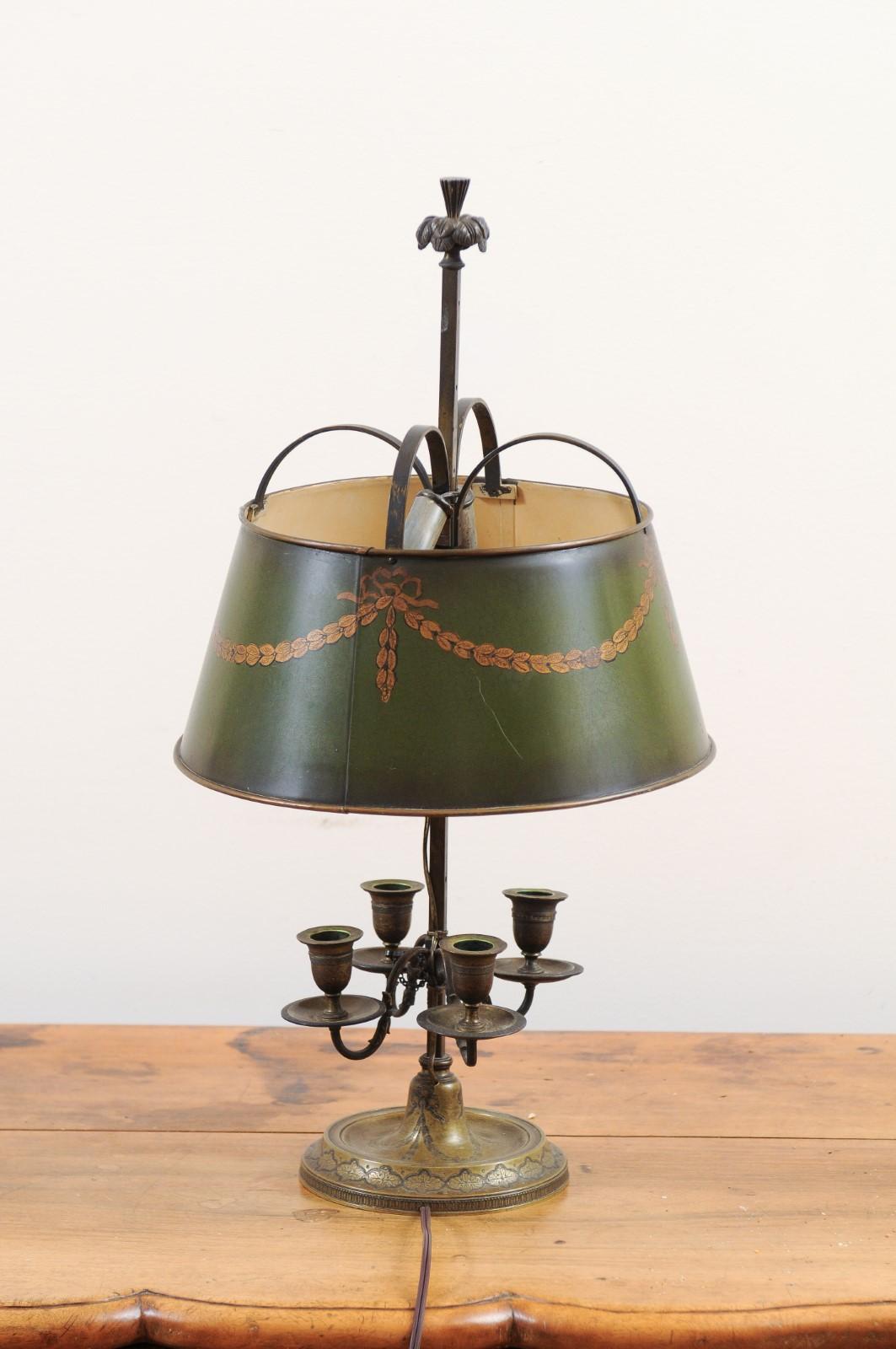 French 1850s Napoléon III Green Painted Tôle Table Lamp with Garland Motifs For Sale 6