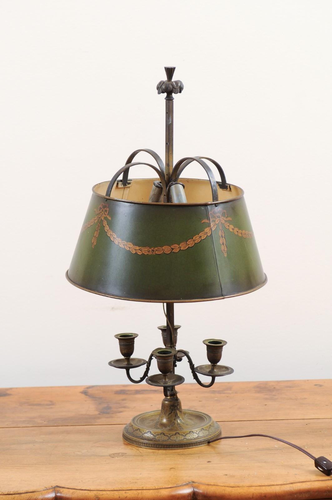 French 1850s Napoléon III Green Painted Tôle Table Lamp with Garland Motifs For Sale 7