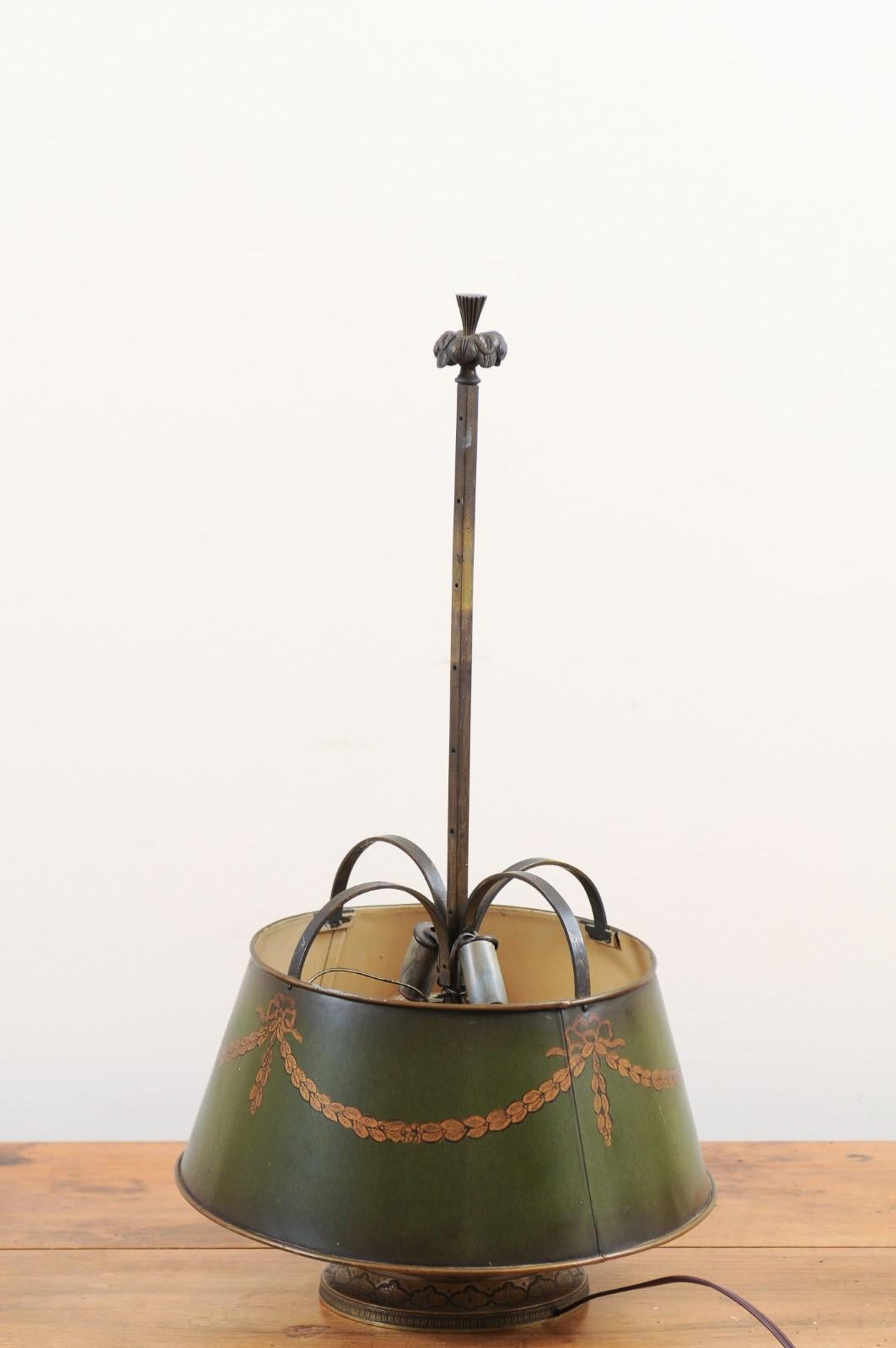 French 1850s Napoléon III Green Painted Tôle Table Lamp with Garland Motifs For Sale 8