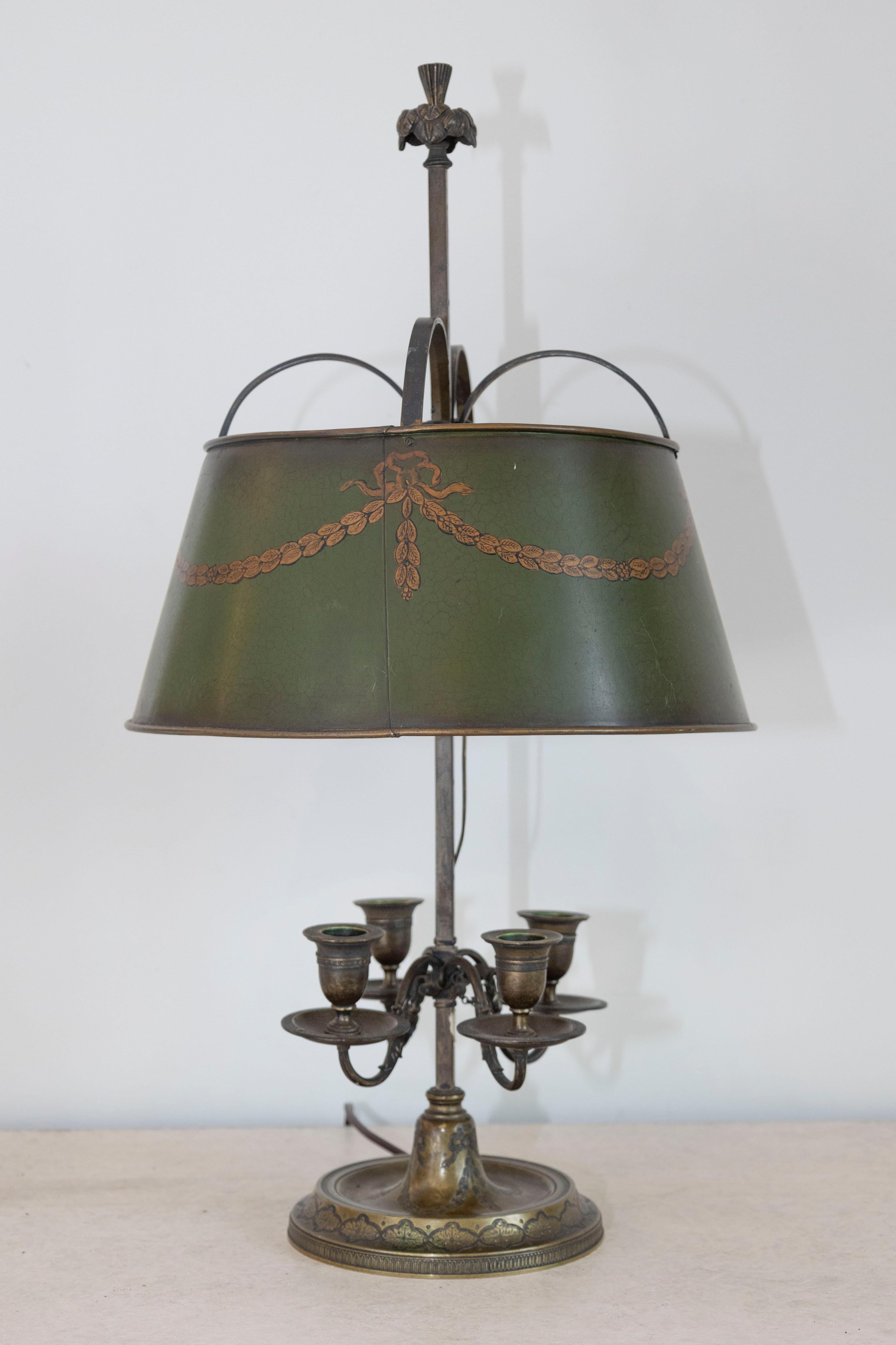 Lampe de table à tôle peinte en vert d'époque Napoléon III, du milieu du 19e siècle, à deux lumières, bobèches et guirlandes. Créée en France au début du règne de l'empereur Napoléon III, cette lampe de table présente un abat-jour en tôle peinte en